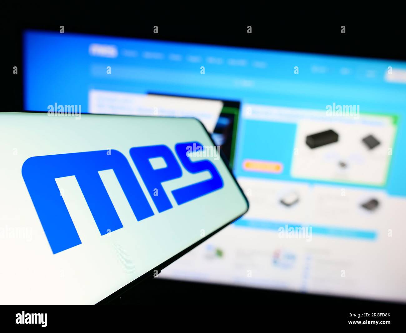 Smartphone con logo della società americana Monolithic Power Systems Inc (MPS) sullo schermo davanti al sito Web. Mettere a fuoco sul lato sinistro del display del telefono. Foto Stock