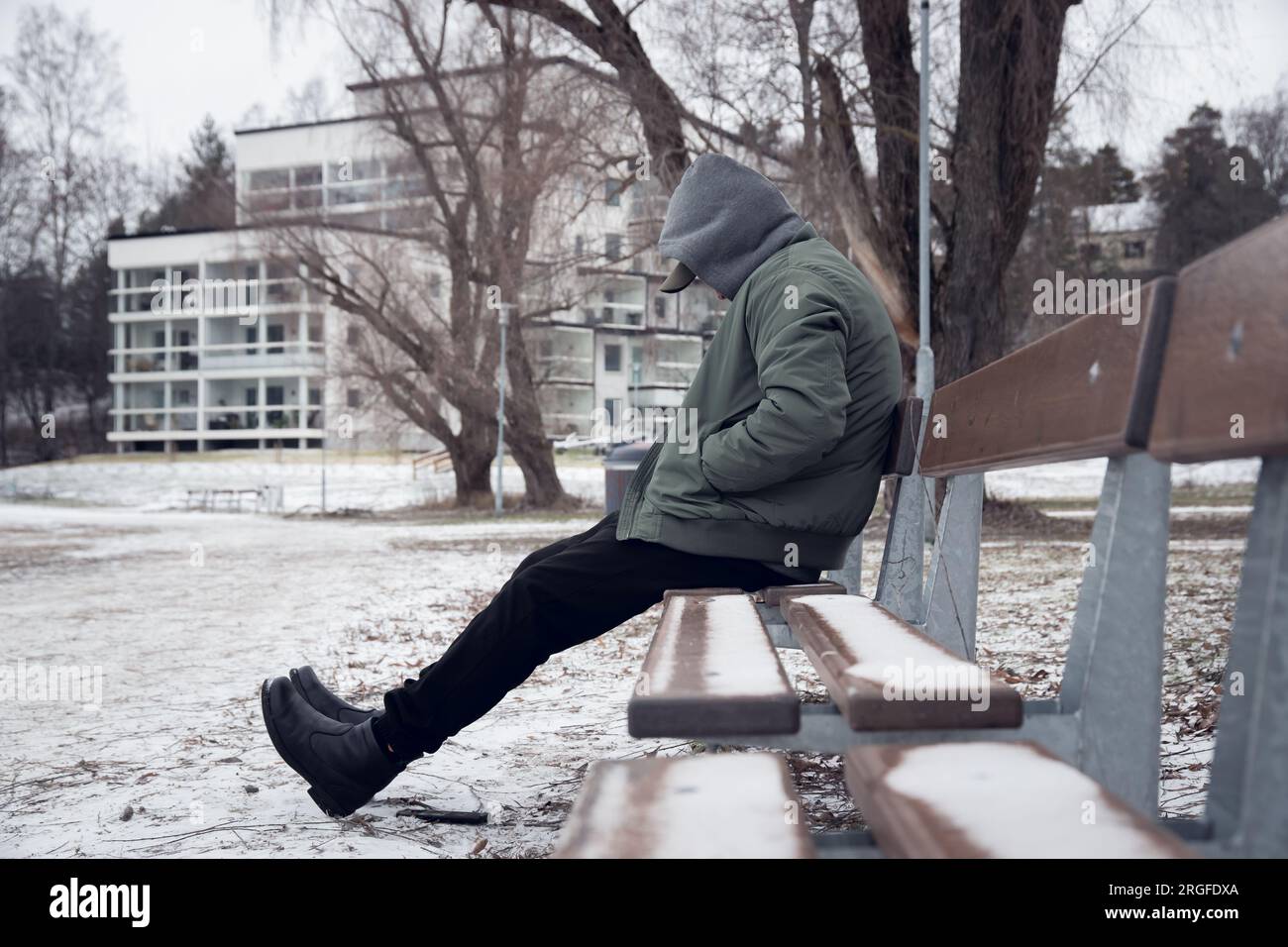 Uomo Depresso Che Si Siede Sulla Panchina Del Parco Immagini E uomo-depresso-che-si-siede-sulla-panchina-del-parco-immagini-e