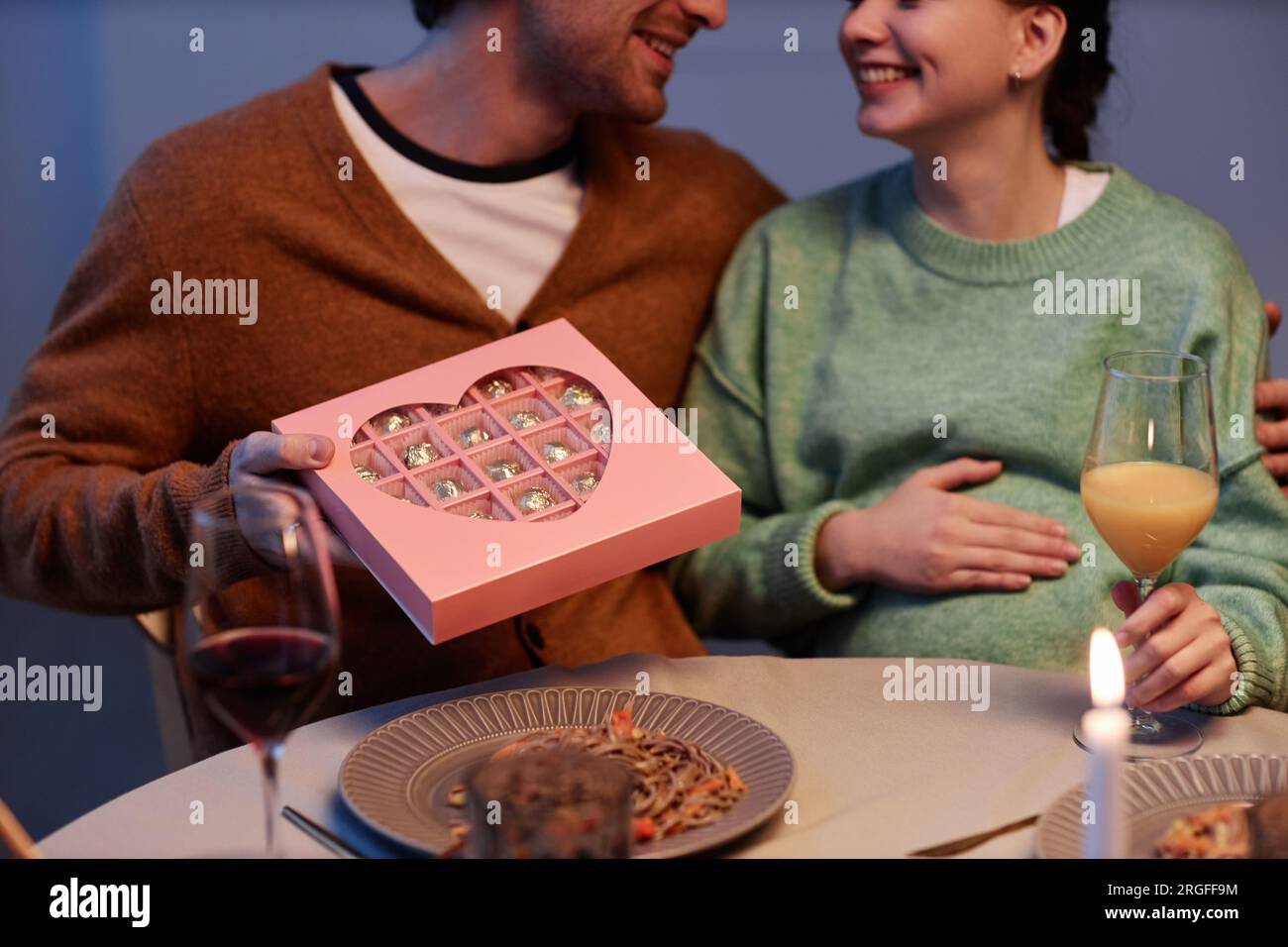 Primo piano di un giovane che sorprende la moglie incinta con regali il  giorno di San Valentino, spazio copia Foto stock - Alamy