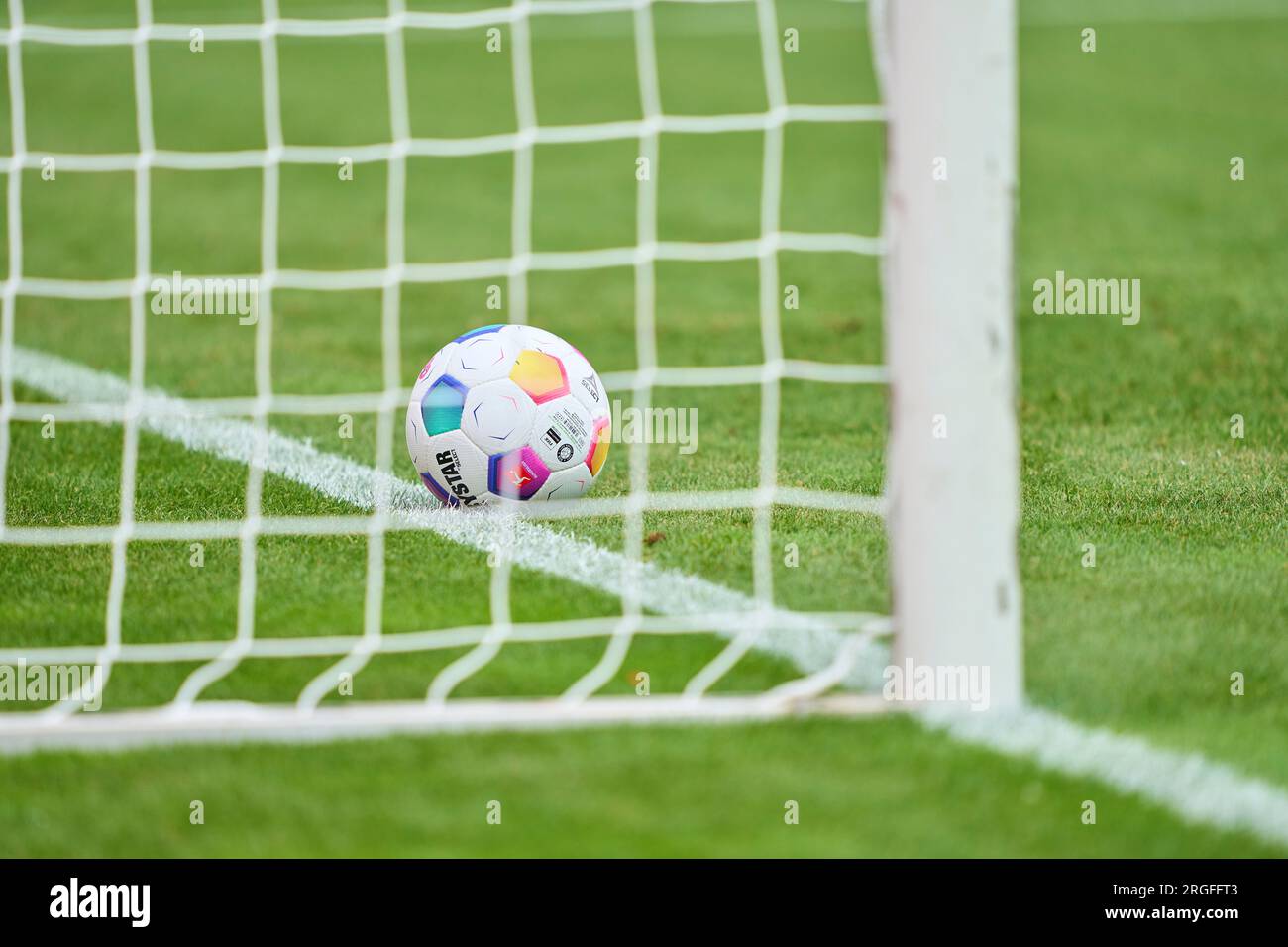 Pallone ufficiale DFL Bundesliga Derbystar Bundesliga Brillant APS v23 Spielball 2023/2024, pallone, pallone in pelle, calcio, in azione all'amichevole FC BAYERN München - AS MONACO 4-2 1.Lega di calcio tedesca il 7 agosto 2023 a Unterhaching, Germania stagione 2023/2024, FCB, © Peter Schatz / Alamy Live News Foto Stock