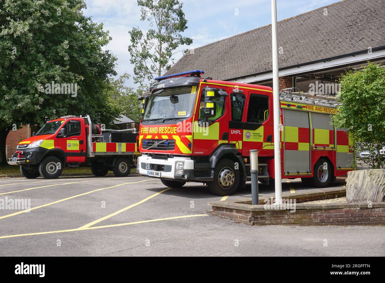 Lyndhurst, Inghilterra Regno Unito 18 luglio 2023 - camion dei vigili del fuoco fuori dalla stazione dei vigili del fuoco nel villaggio di Lyndhurst. 999 veicoli per interventi di emergenza nel Regno Unito Foto Stock
