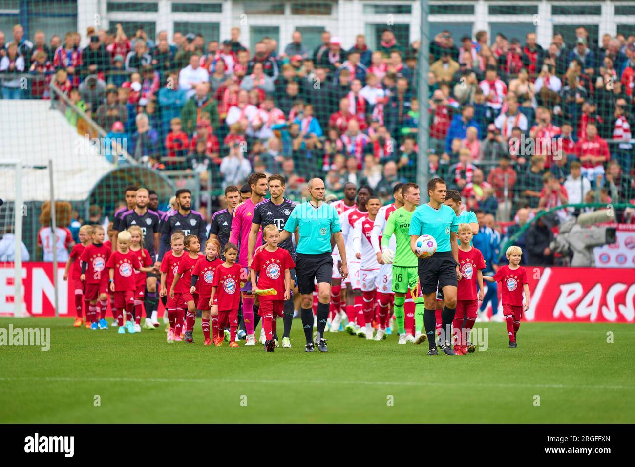 Arrivo della squadra alla partita amichevole FC BAYERN München - AS MONACO 4-2 1.Lega calcio tedesca il 7 agosto 2023 a Unterhaching, Germania stagione 2023/2024, FCB, © Peter Schatz / Alamy Live News Foto Stock