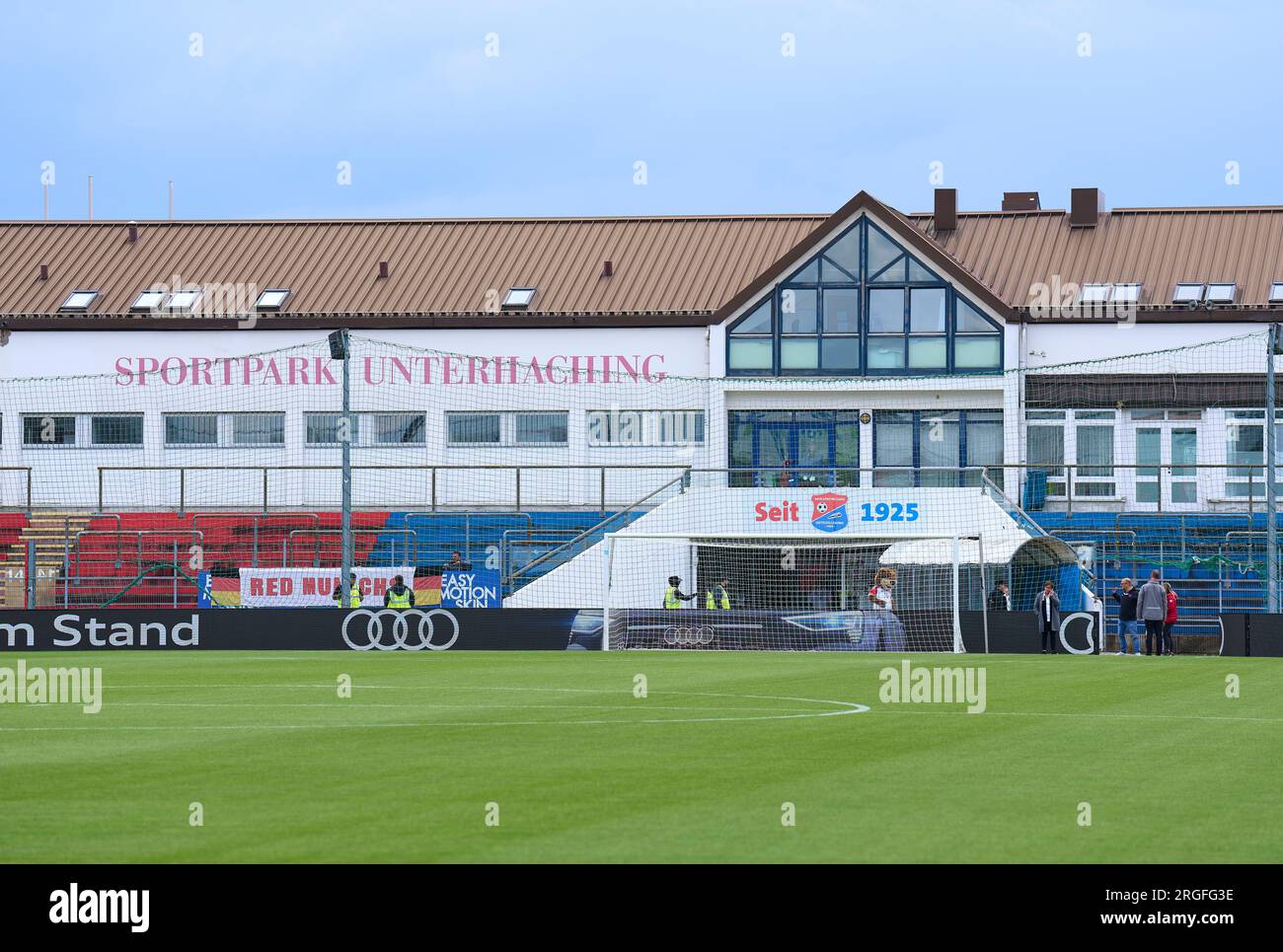 Stadio Sportpark Unterhaching all'amichevole FC BAYERN München - AS MONACO 4-2 1.Lega calcio tedesca il 7 agosto 2023 a Unterhaching, Germania stagione 2023/2024, FCB, © Peter Schatz / Alamy Live News Foto Stock