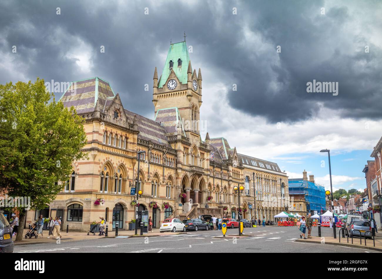 L'imponente Guildhall di epoca vittoriana, o Municipio, nell'antica e storica città di Winchester, nell'Hampshire, Regno Unito. Costruito nel 1873 in stile vittoriano Foto Stock