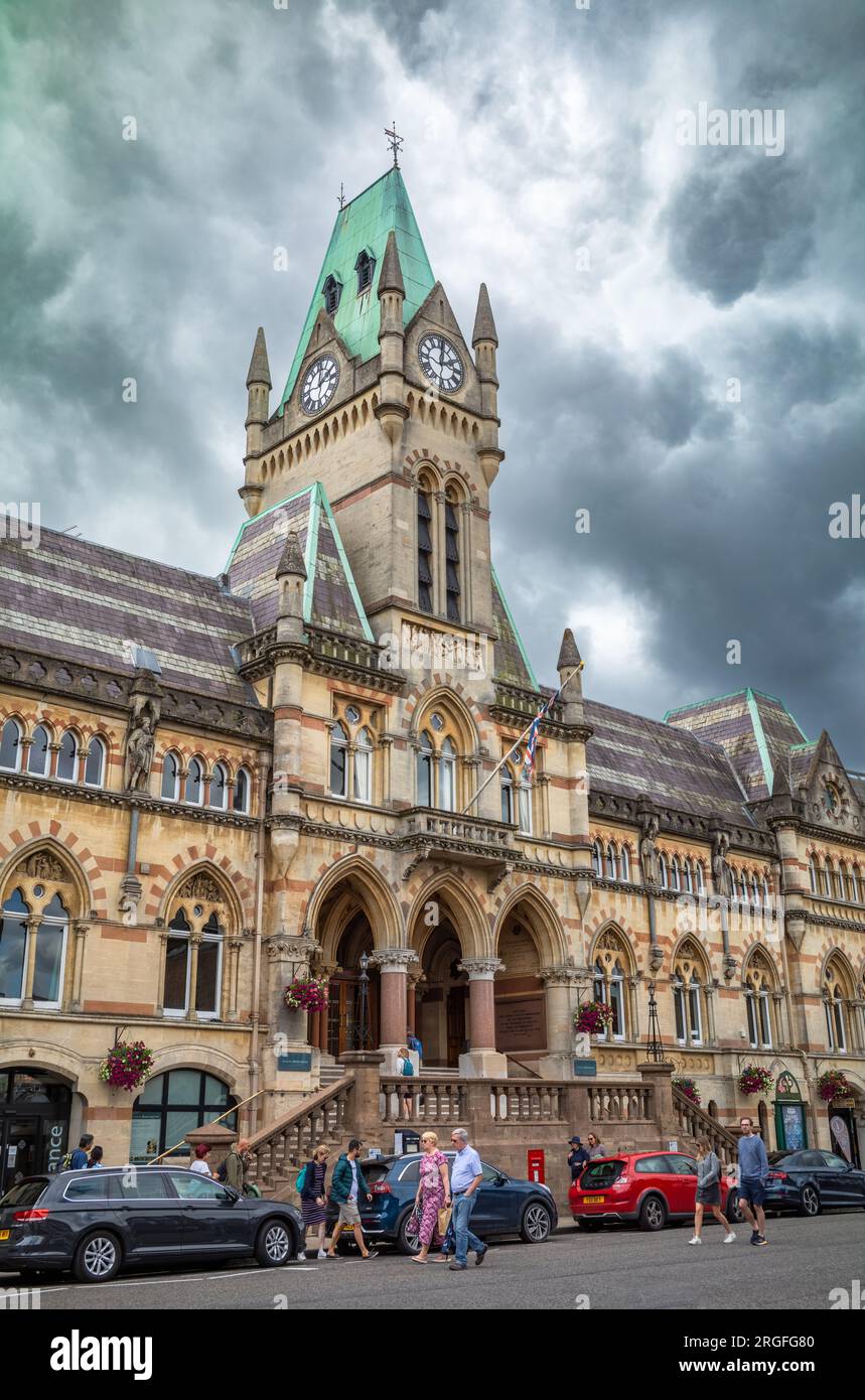 L'imponente Guildhall di epoca vittoriana, o Municipio, nell'antica e storica città di Winchester, nell'Hampshire, Regno Unito. Costruito nel 1873 in stile vittoriano Foto Stock