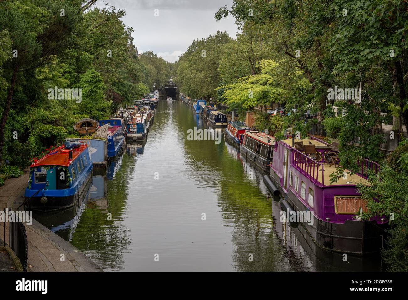 Londra, Regno Unito: Case galleggianti a Blomberg Road Moorings sul Regent's Canal a Londra, parte dell'area conosciuta come Little Venice. Foto Stock