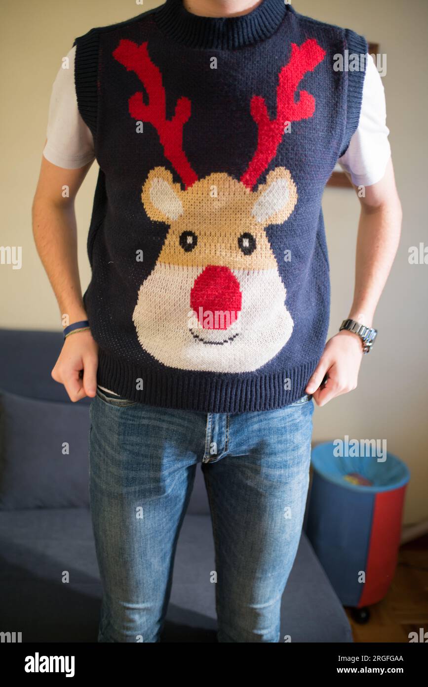 Giovane uomo irriconoscibile che indossa un gilet natalizio con renne Foto Stock