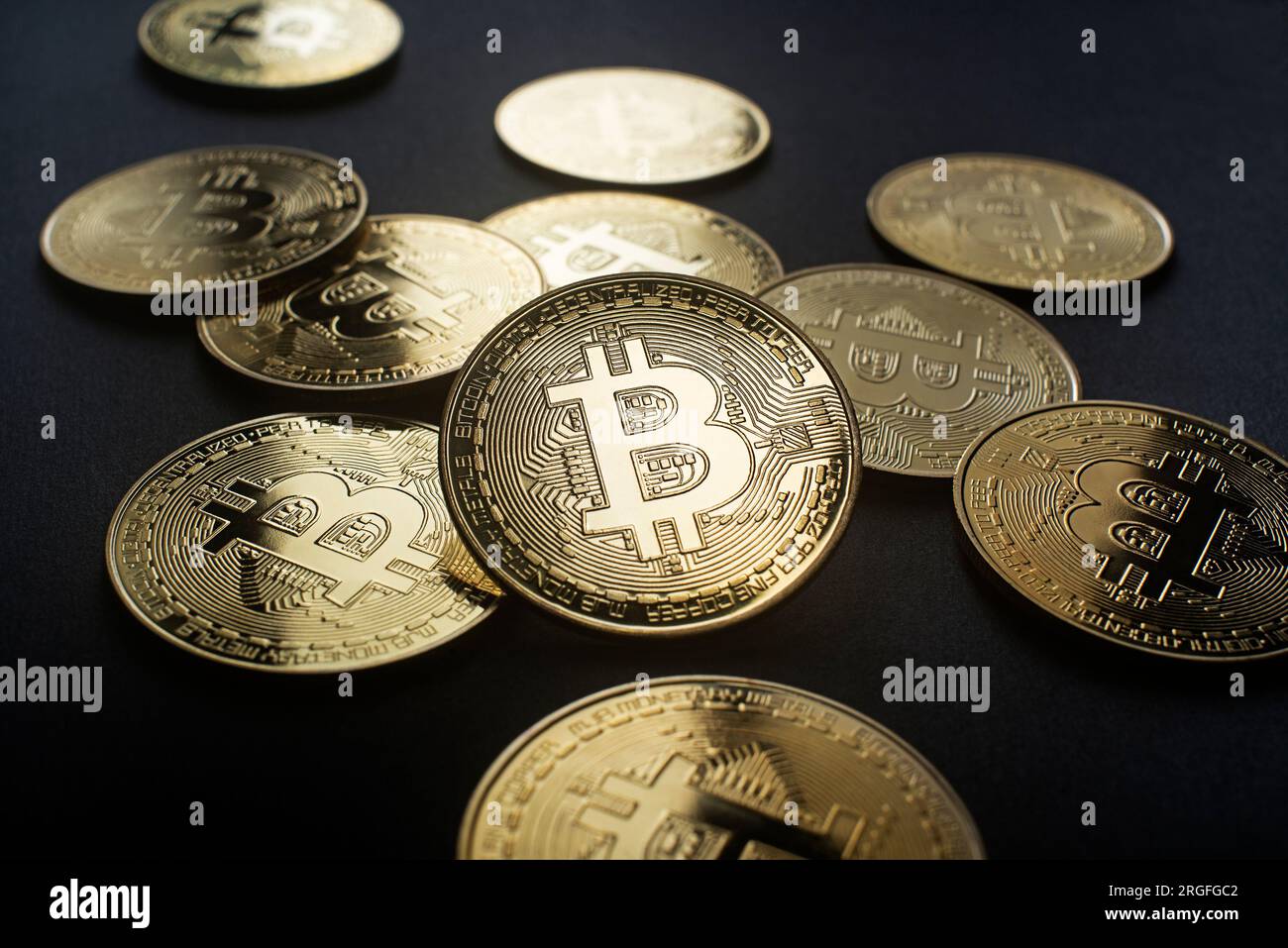 Concetto di investimento in Bitcoin e criptovaluta. Simbolo di criptovaluta Bitcoin con monete su sfondo nero. Negoziazione sul cambio di criptovaluta. Foto Stock