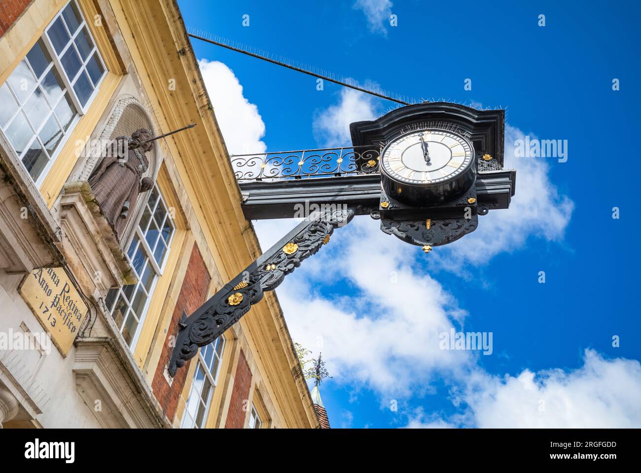 L'iconico grande orologio vittoriano sopra High Street a Winchester, Hampshire, Regno Unito. L'orologio si trova nell'ex Guildhall, che ora è un Lloy Foto Stock