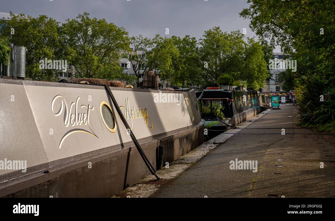 Londra, Regno Unito: Canal boat a Little Venice a Londra. Vista dal sentiero della città. Foto Stock