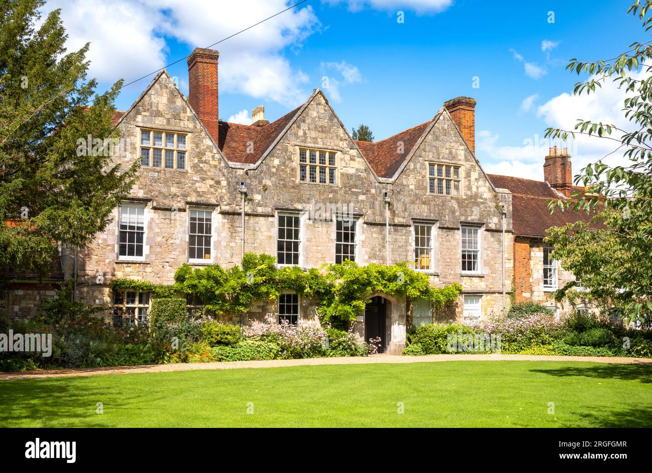 L'edificio storico del XVII secolo, inserito nell'elenco di grado i, ospita l'ufficio della Cattedrale di Winchester nella Cattedrale vicino alla Cattedrale di Winchester, Foto Stock