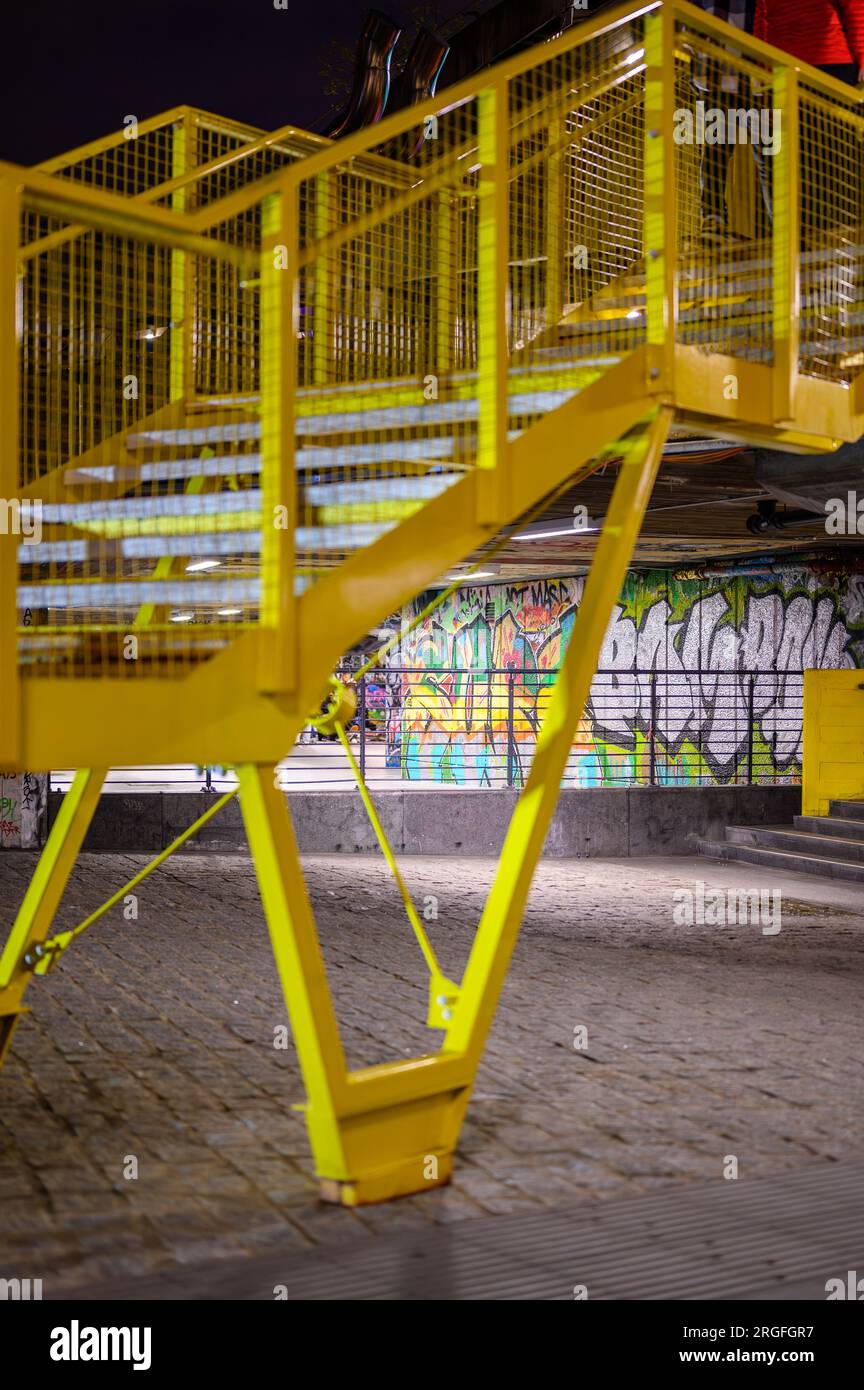 LONDRA - 22 aprile 2023: L'atmosfera alternativa di Londra: Lo skate Park dei graffiti e le scale in metallo giallo su Southbank, un centro di creatività ed espressione dopo Foto Stock