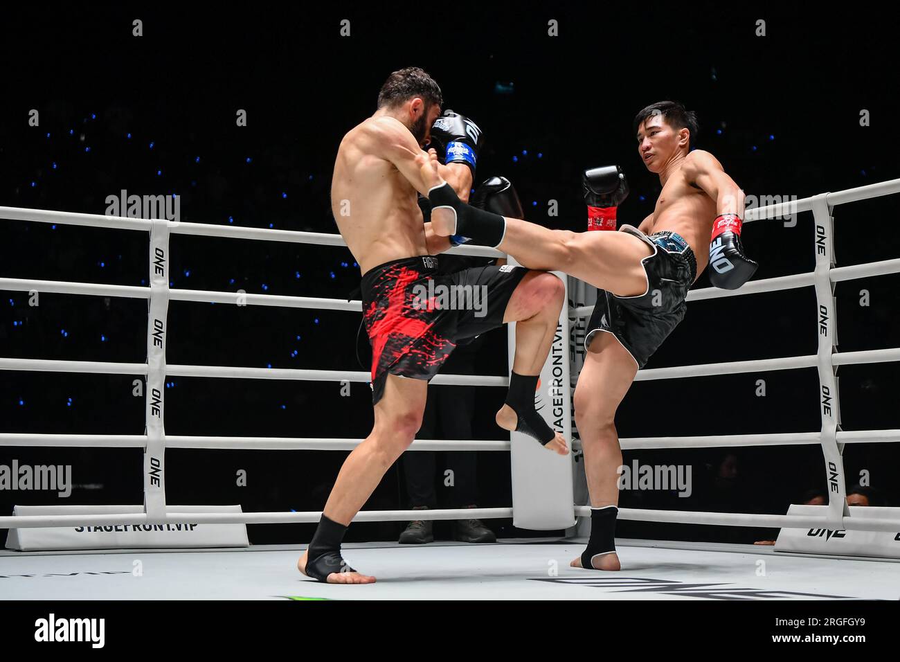 Bangkok, Thailandia. 5 agosto 2023. Tawanchay (R) della Thailandia e Davit kiria di Georgian visto durante la One Fight Night 13 al Lumpinee Boxing Stadium. UN campione del mondo di Kickboxing dei pesi piuma Chingiz Allazov ha mantenuto il titolo dopo un duello avanti e indietro con il contendente Marat Grigorian. Credito: SOPA Images Limited/Alamy Live News Foto Stock