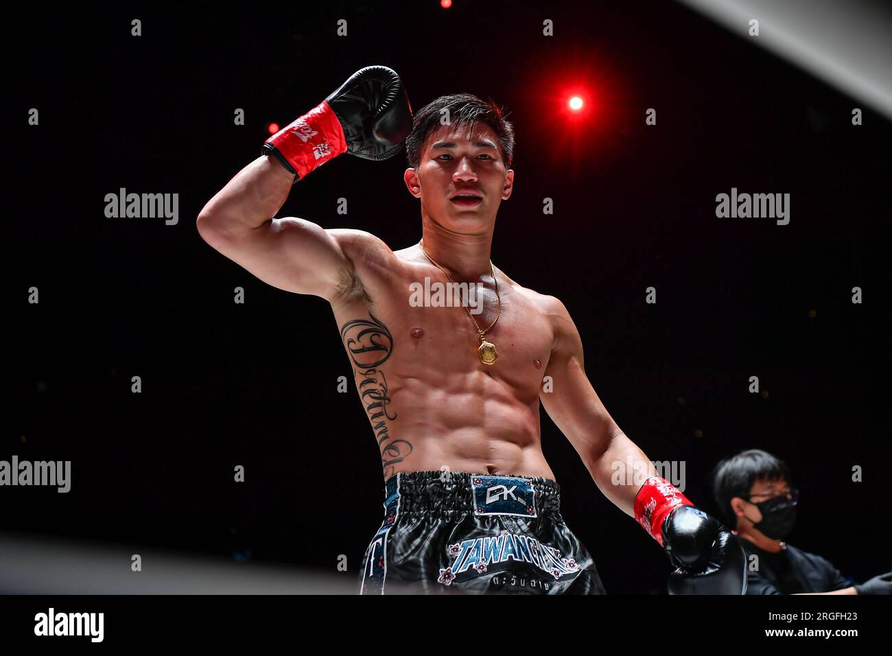 Bangkok, Thailandia. 5 agosto 2023. Tawanchay della Thailandia visto durante la One Fight Night 13 al Lumpinee Boxing Stadium. UN campione del mondo di Kickboxing dei pesi piuma Chingiz Allazov ha mantenuto il titolo dopo un duello avanti e indietro con il contendente Marat Grigorian. Credito: SOPA Images Limited/Alamy Live News Foto Stock