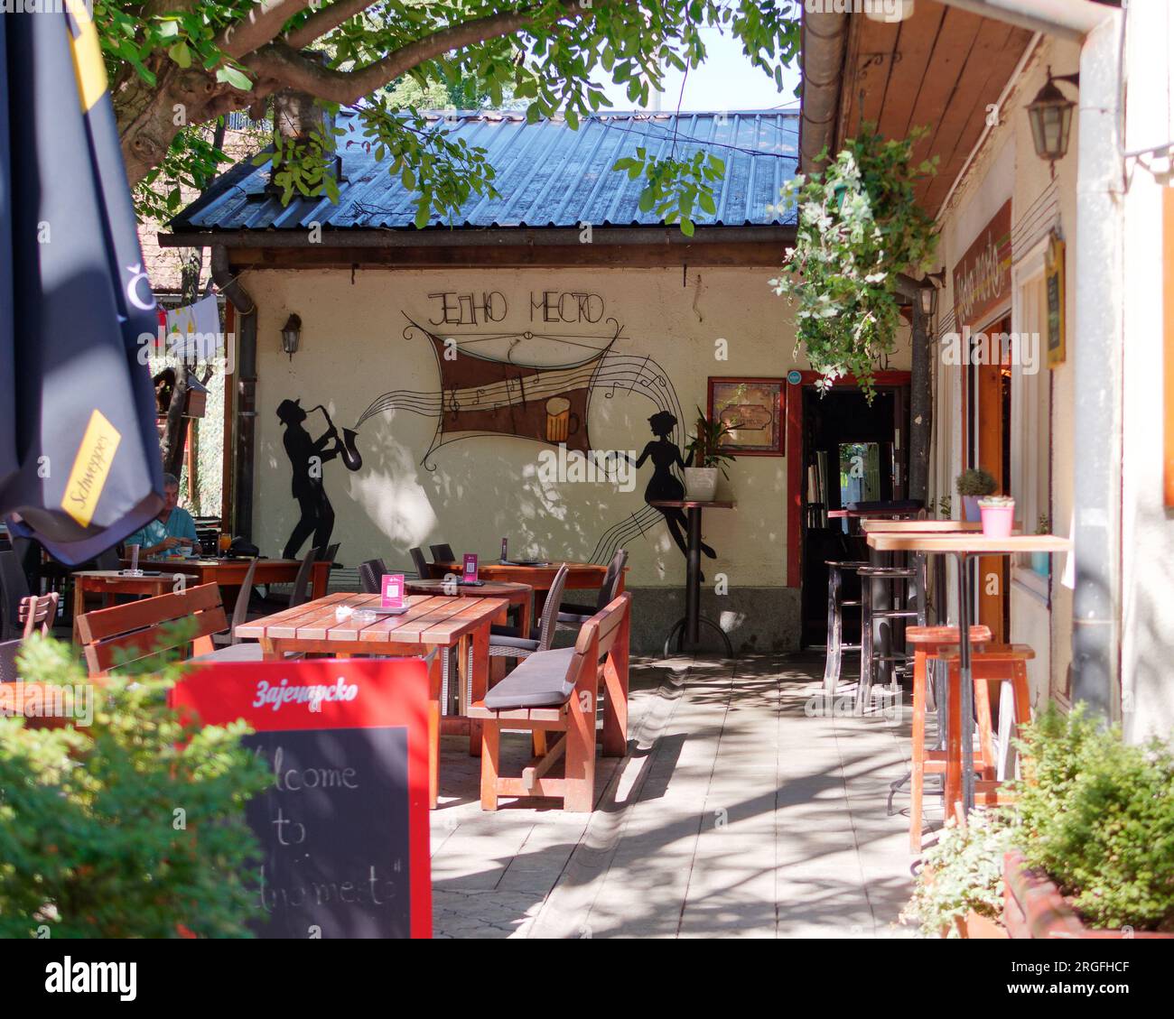 Area caffè/ristorante all'aperto con illustrazioni di musicisti e note musicali, nella città di Belgrado, Serbia. 9 agosto 2023. Foto Stock