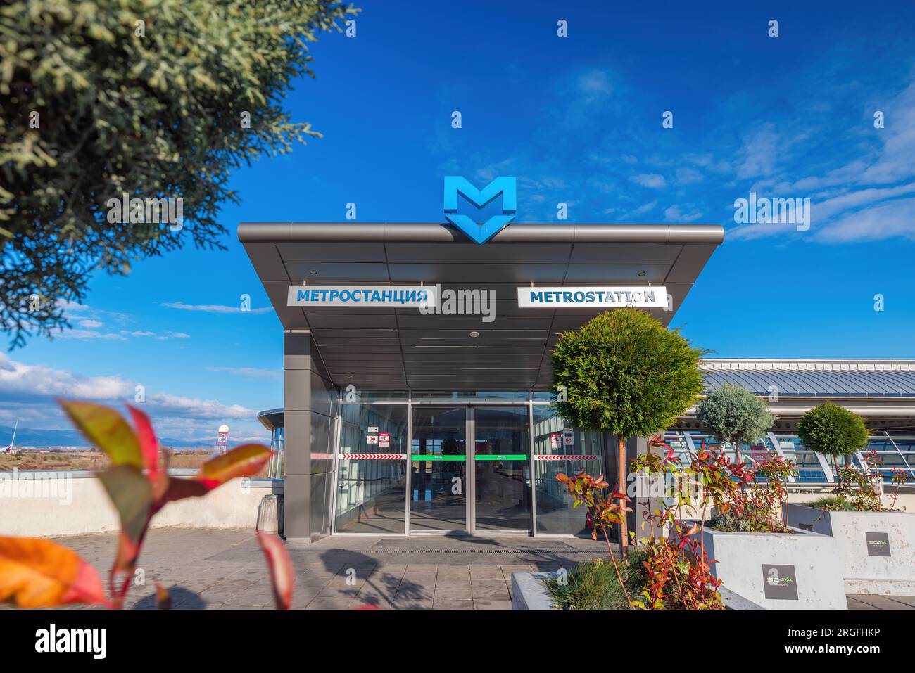 Sofia, Bulgaria - 17 marzo 2023: Aeroporto di Sofia, torre di navigazione controllata dalla Bulgaria e stazione della metropolitana per il centro della capitale Foto Stock