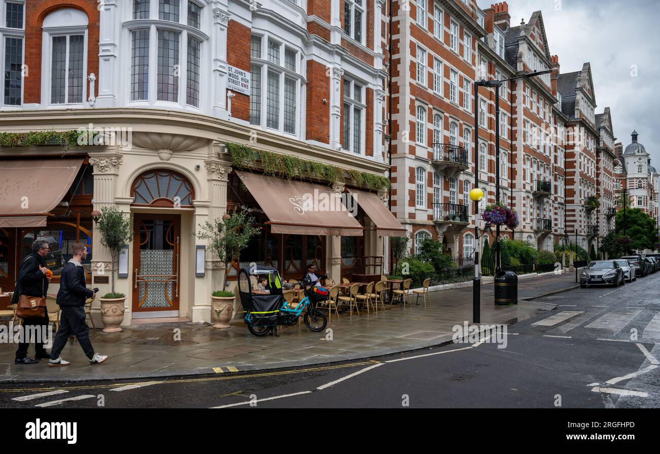 St John's Wood, Londra, Regno Unito: Ristorante francese Soutine sulla St John's Wood High Street, Londra con persone all'aperto. Foto Stock