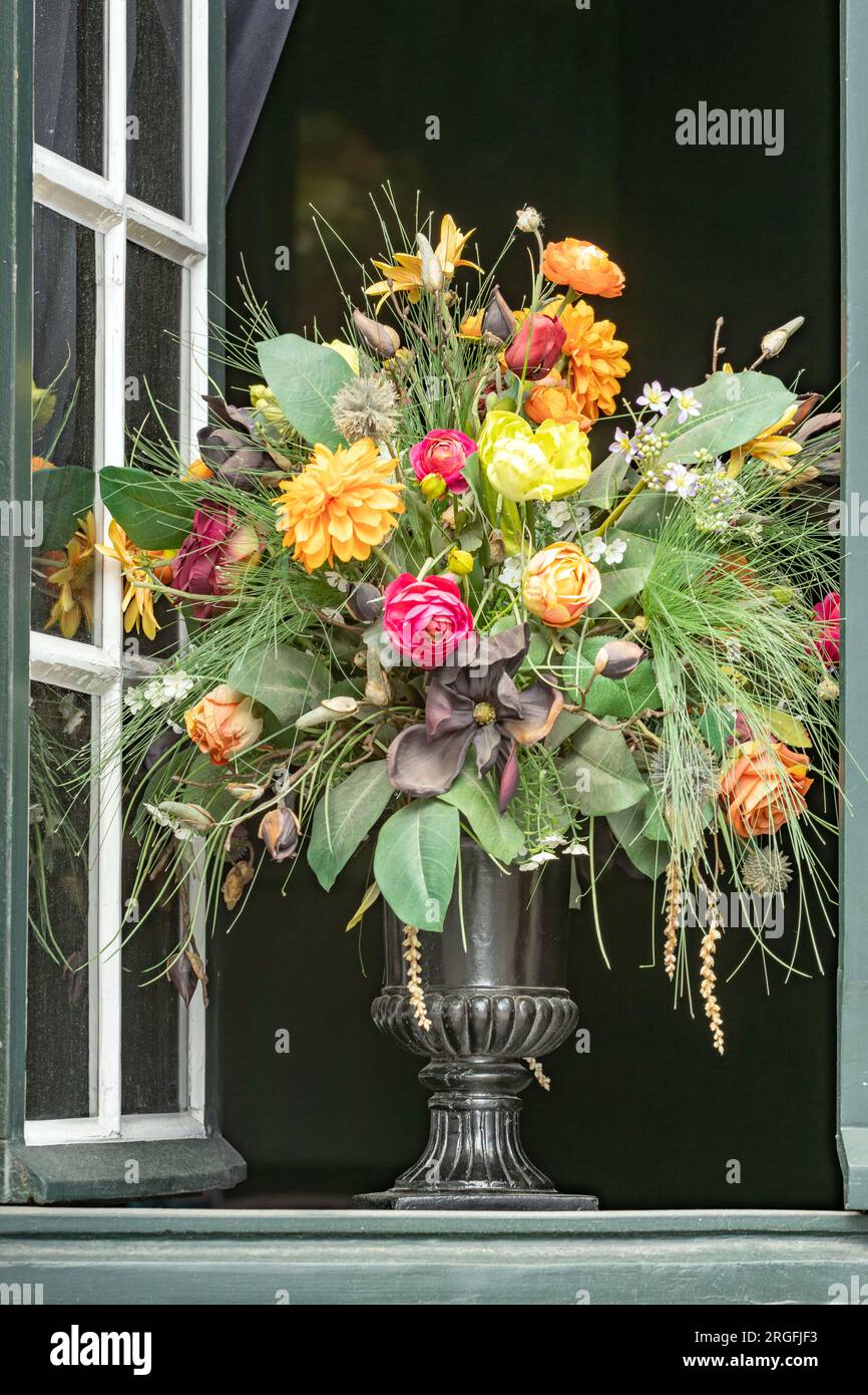 grande bouquet di fiori nella finestra aperta Foto Stock
