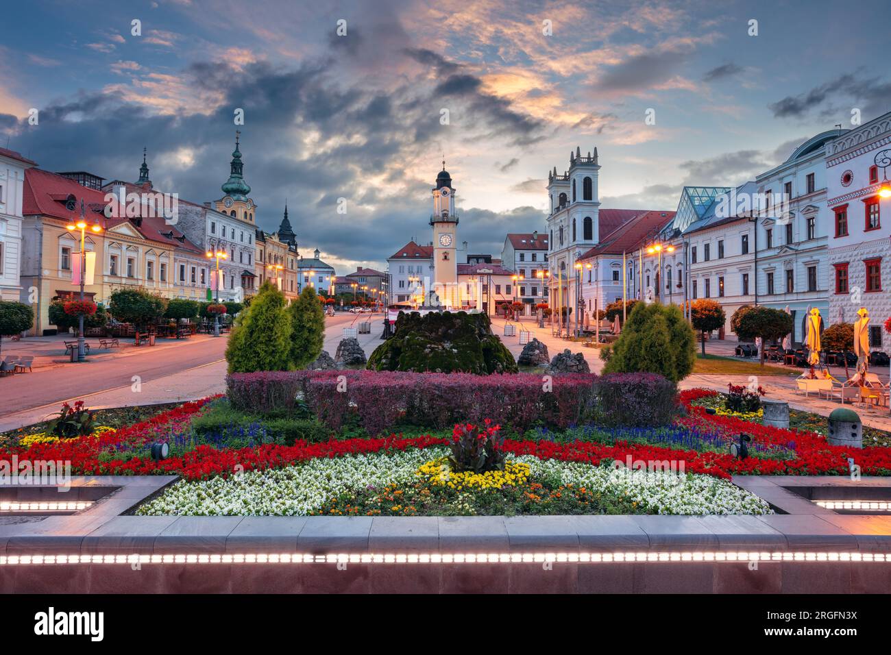 Banska Bystrica, Repubblica slovacca. Immagine del paesaggio urbano del centro di Banska Bystrica, in Slovacchia, con la piazza della rivolta nazionale slovacca all'alba d'estate. Foto Stock