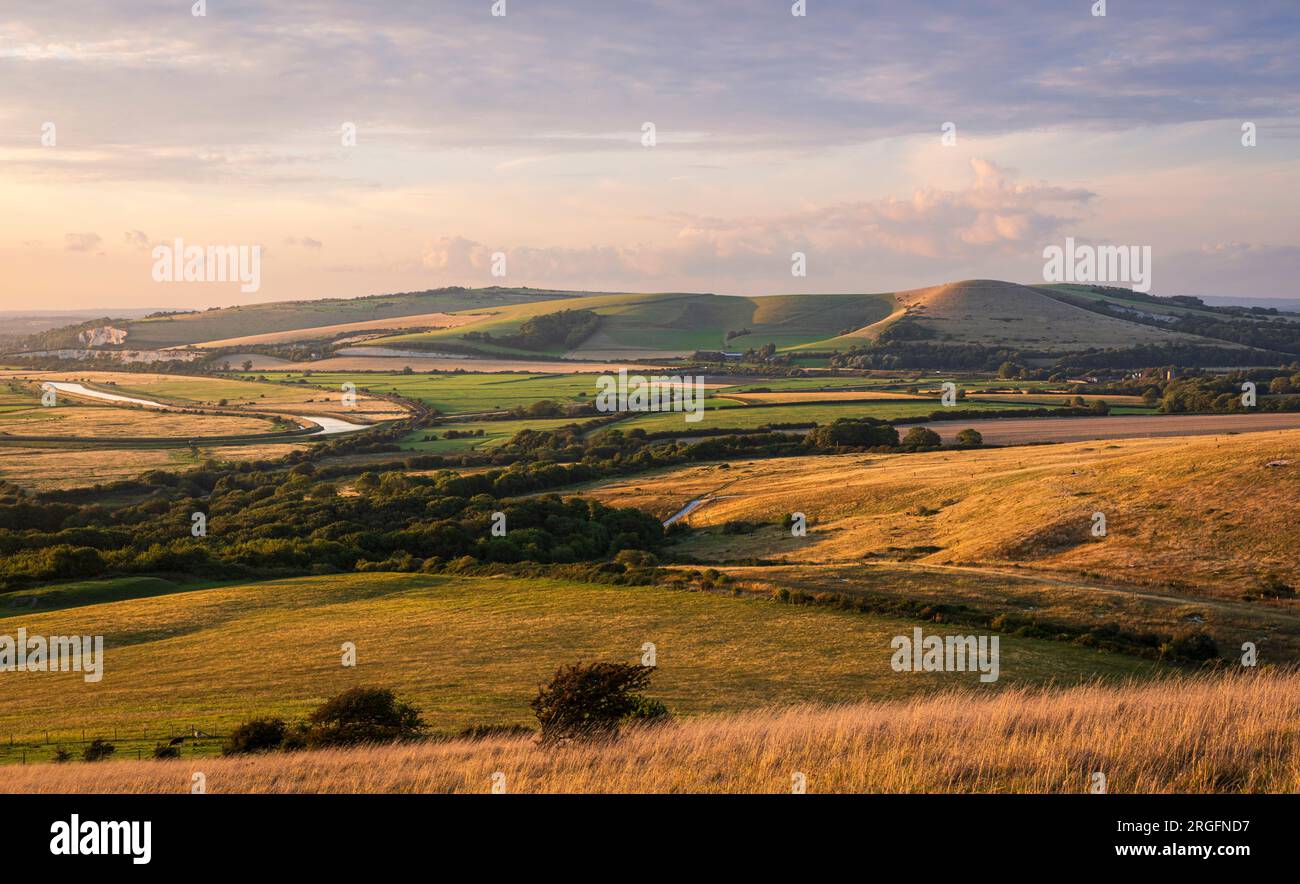 Vista dell'ora d'oro da Itford Hill nei pendii meridionali della valle di Ouse e Lewes Downs, nell'est del Sussex, nel sud-est dell'Inghilterra, nel Regno Unito Foto Stock