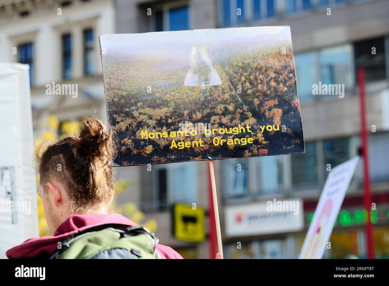 Vienna, Austria. 12 ottobre 2013. marcia globale contro Monsanto, raduno di Vienna Foto Stock