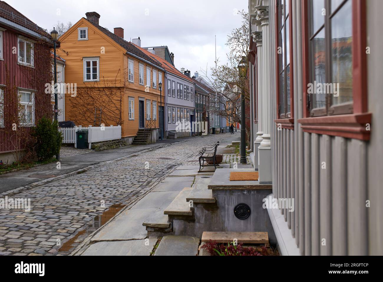 Una tranquilla strada acciottolata (Nygata) nel Bakklandet, zona della città vecchia di Trondheim, Norvegia. 3 maggio 2023. Foto Stock