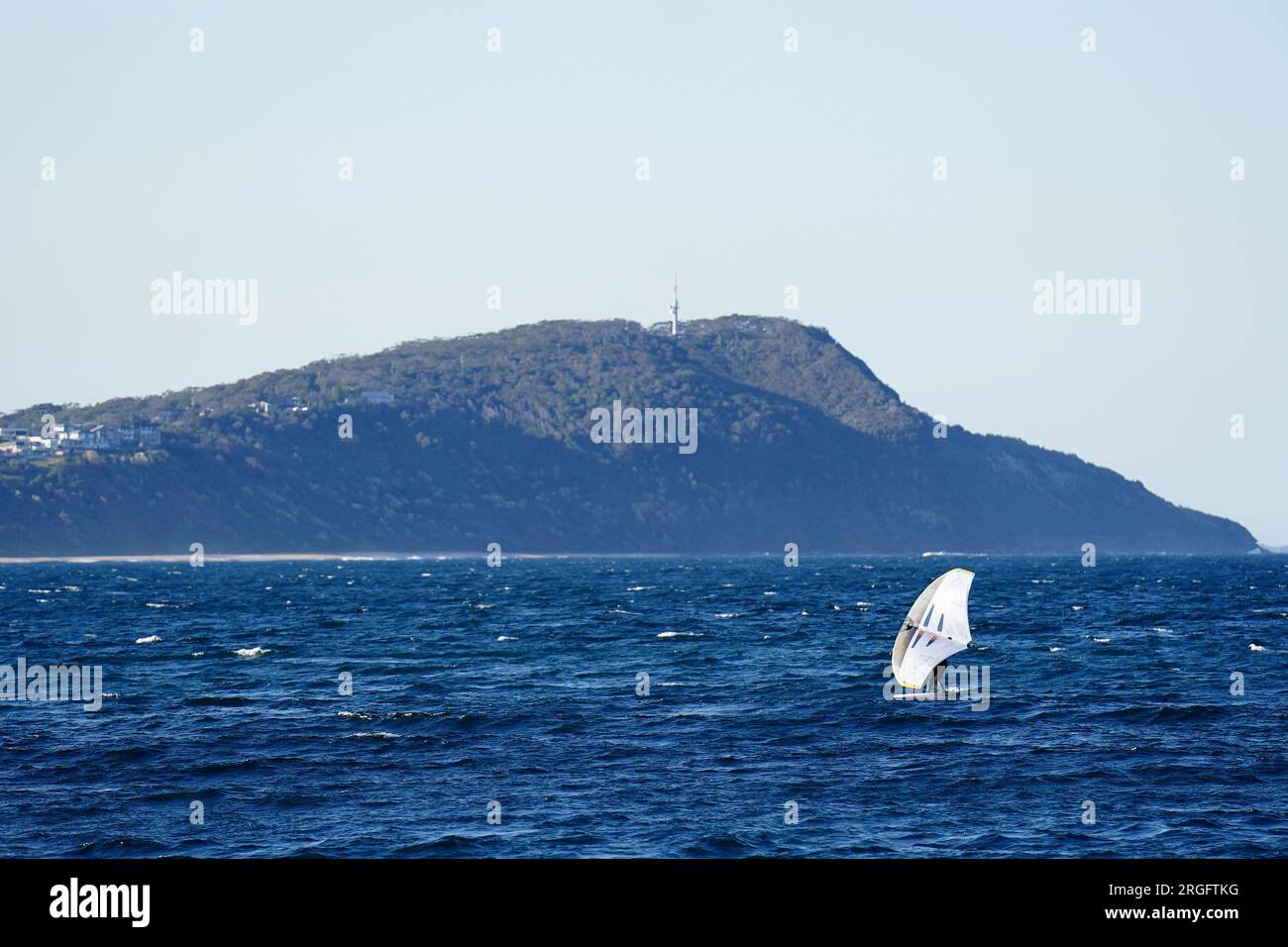 Gli amanti del windsurf possono essere visti dal lungomare di Terrigal, Australia. Data foto: Mercoledì 9 agosto 2023. Foto Stock