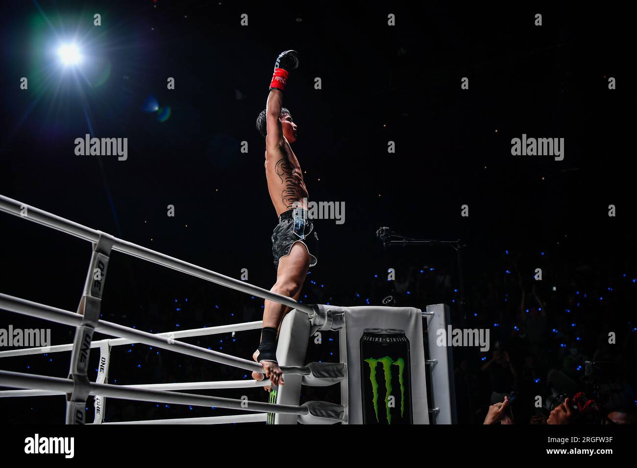 Bangkok, Thailandia. 5 agosto 2023. Tawanchay of Thailand ondeggia davanti al pubblico durante l'One Fight Night 13 al Lumpinee Boxing Stadium. UN campione del mondo di Kickboxing dei pesi piuma Chingiz Allazov ha mantenuto il titolo dopo un duello avanti e indietro con il contendente Marat Grigorian. (Foto di Amphol Thongmueangluang/SOPA Images/Sipa USA) credito: SIPA USA/Alamy Live News Foto Stock