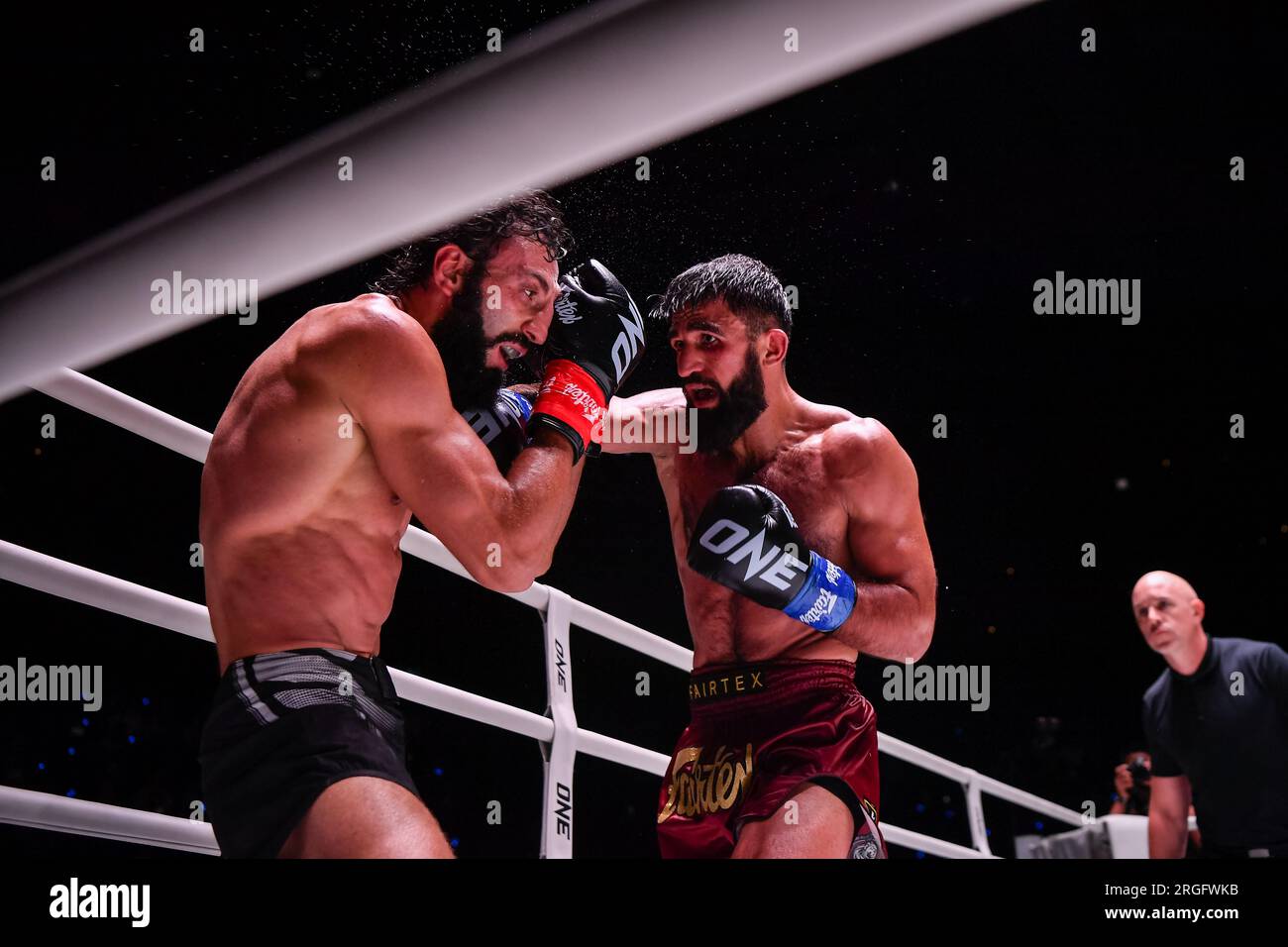 Bangkok, Thailandia. 5 agosto 2023. Chingiz Allazov (L) della Bielorussia e Marat Grigorian dell'armeno-belga visti durante la 1 Fight Night 13 al Lumpinee Boxing Stadium. UN campione del mondo di Kickboxing dei pesi piuma Chingiz Allazov ha mantenuto il titolo dopo un duello avanti e indietro con il contendente Marat Grigorian. (Foto di Amphol Thongmueangluang/SOPA Images/Sipa USA) credito: SIPA USA/Alamy Live News Foto Stock