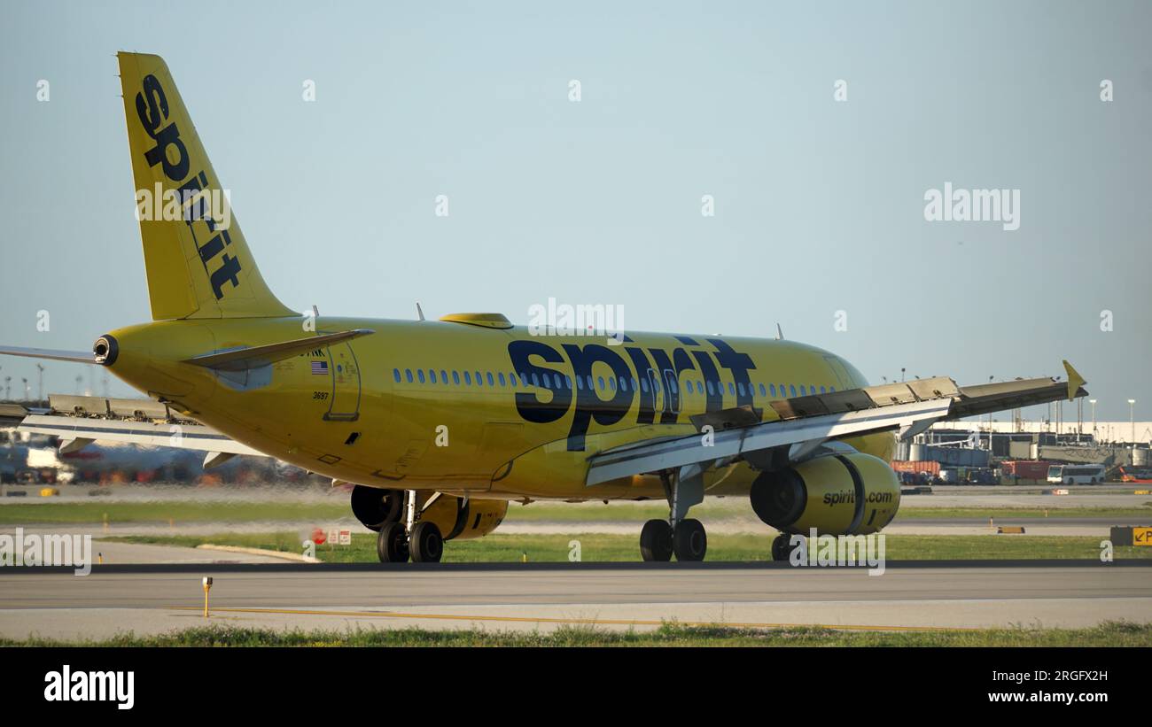 Taxi Spirit Airlines Airbus A320 sulla pista dopo l'atterraggio all'aeroporto internazionale o'Hare di Chicago. Foto Stock