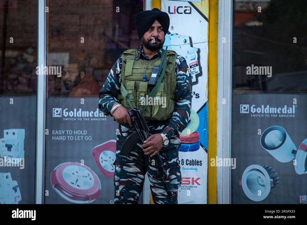 8 agosto 2023, Srinagar, Jammu e Kashmir, India: Un gruppo paramilitare sta di guardia durante un'operazione di ricerca in vista del giorno dell'indipendenza dell'India, nella periferia di Srinagar, 8 agosto 2023. (Immagine di credito: © Faisal Bashir/Pacific Press via ZUMA Press Wire) SOLO USO EDITORIALE! Non per USO commerciale! Foto Stock