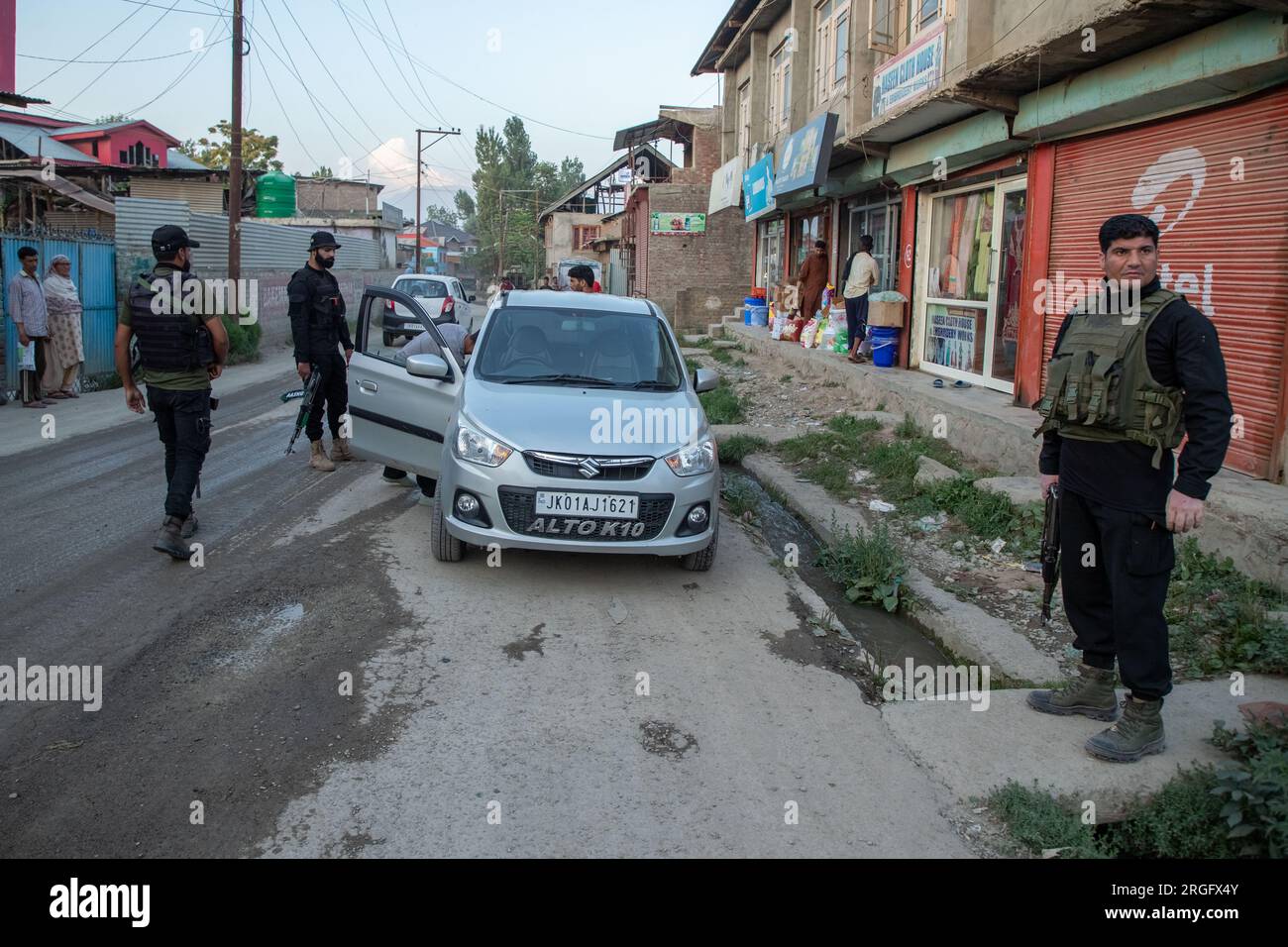 8 agosto 2023, Srinagar, Jammu e Kashmir, India: Il personale dello Special Operations Group (SOG) conduce un'operazione di ricerca prima del giorno dell'indipendenza dell'India, nella periferia di Srinagar, 8 agosto 2023. (Immagine di credito: © Faisal Bashir/Pacific Press via ZUMA Press Wire) SOLO USO EDITORIALE! Non per USO commerciale! Foto Stock