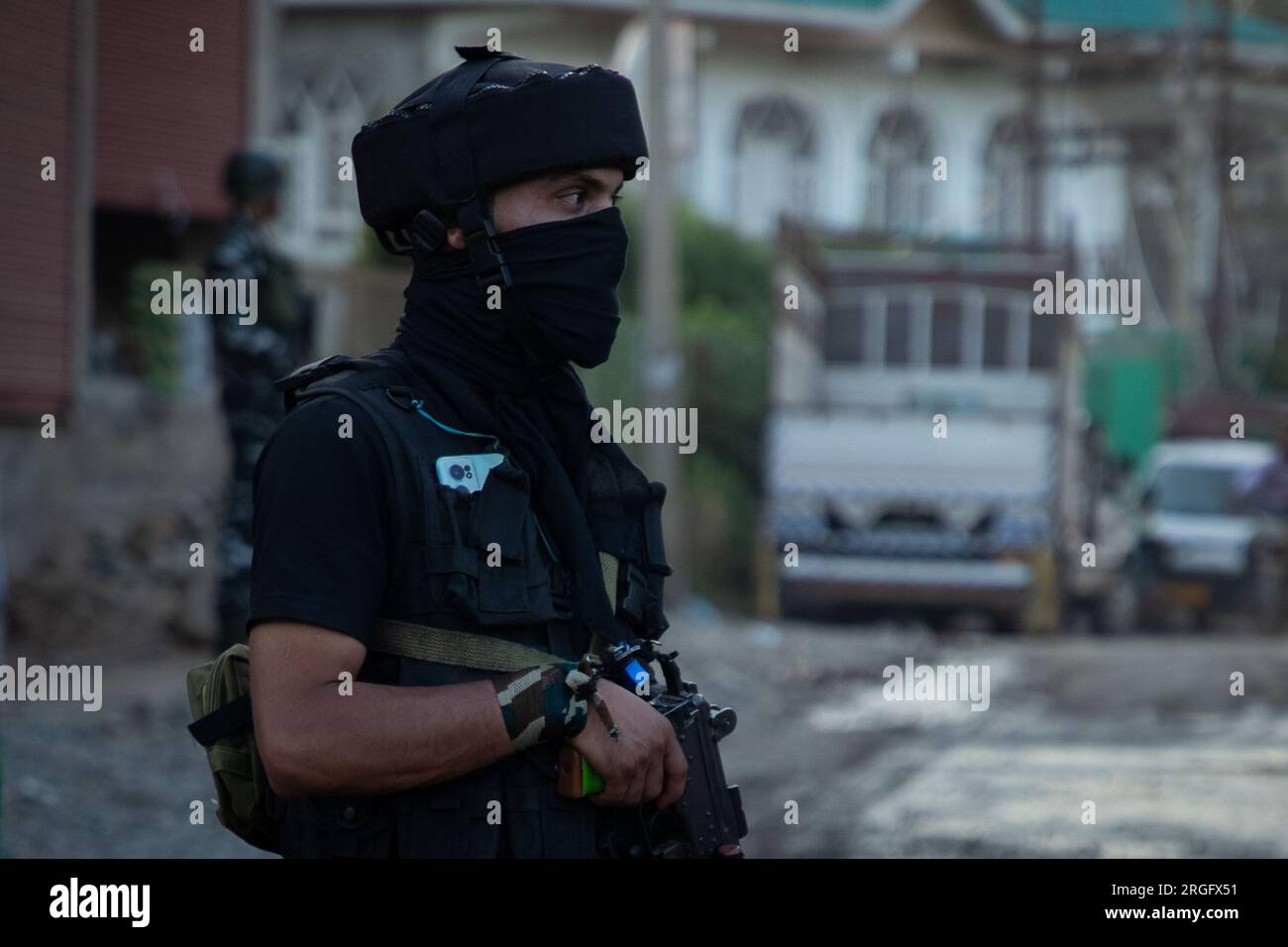 8 agosto 2023, Srinagar, Jammu e Kashmir, India: Il personale dello Special Operations Group (SOG) vigila durante un'operazione di ricerca in vista del giorno dell'indipendenza dell'India, nella periferia di Srinagar, 8 agosto 2023. (Immagine di credito: © Faisal Bashir/Pacific Press via ZUMA Press Wire) SOLO USO EDITORIALE! Non per USO commerciale! Foto Stock