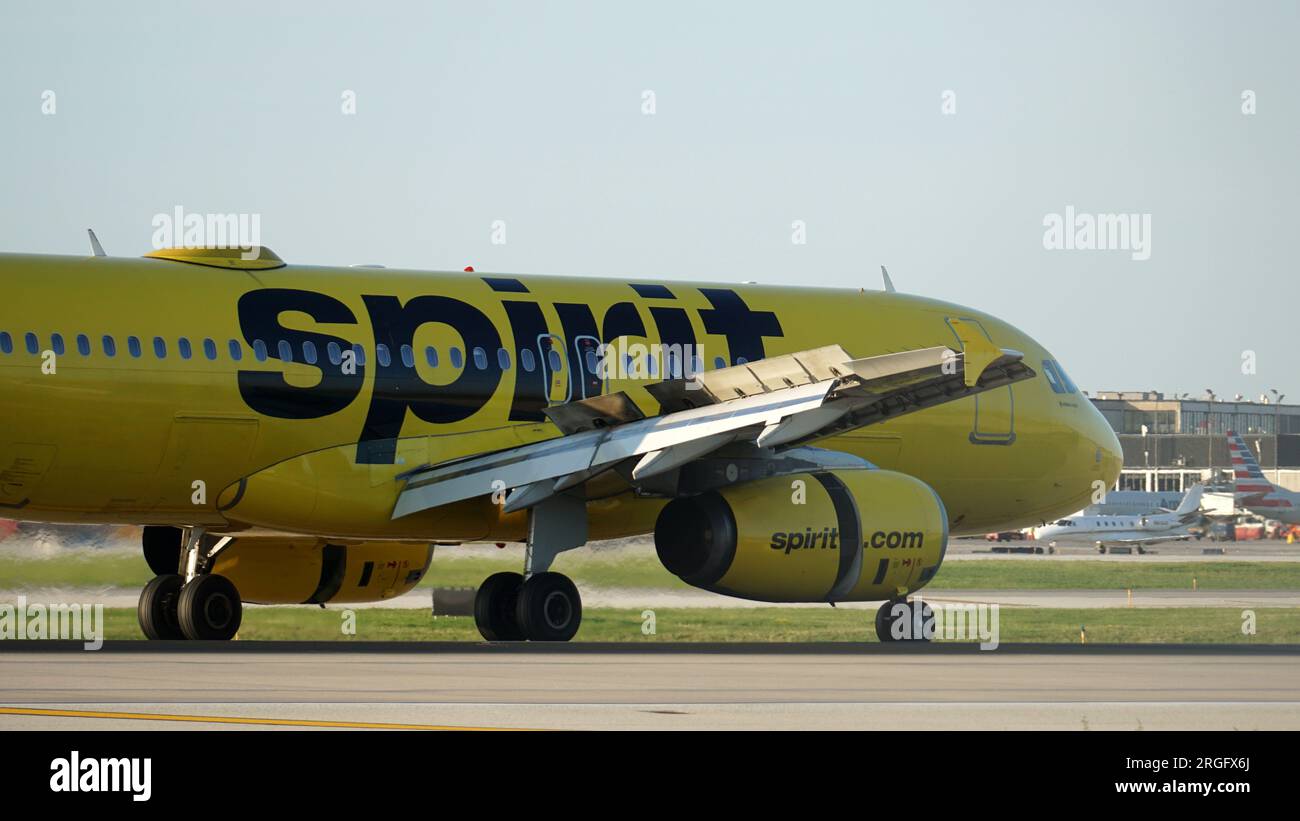 Taxi Spirit Airlines Airbus A320 sulla pista dopo l'atterraggio all'aeroporto internazionale o'Hare di Chicago. Foto Stock