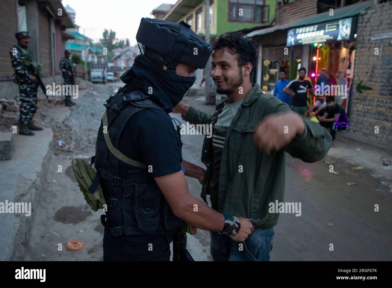 8 agosto 2023, Srinagar, Jammu e Kashmir, India: Personale del gruppo operazioni speciali (SOG) frisk a Civil during a search operation ahead of India's Independence Day, in the outskirts of Srinagar, 08 agosto 2023. (Immagine di credito: © Faisal Bashir/Pacific Press via ZUMA Press Wire) SOLO USO EDITORIALE! Non per USO commerciale! Foto Stock