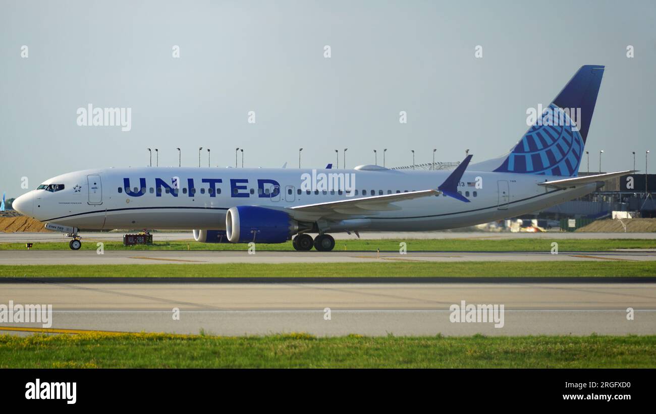 Boeing 737 United Airlines Max 8 taxi sulla pista dopo l'atterraggio all'aeroporto internazionale o'Hare di Chicago. Foto Stock