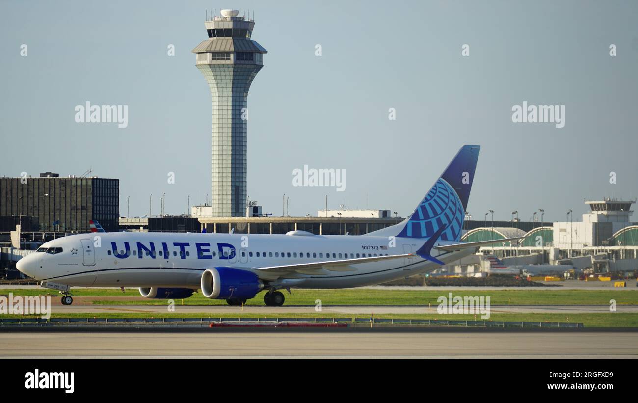 Boeing 737 United Airlines Max 8 taxi sulla pista dopo l'atterraggio all'aeroporto internazionale o'Hare di Chicago. Foto Stock