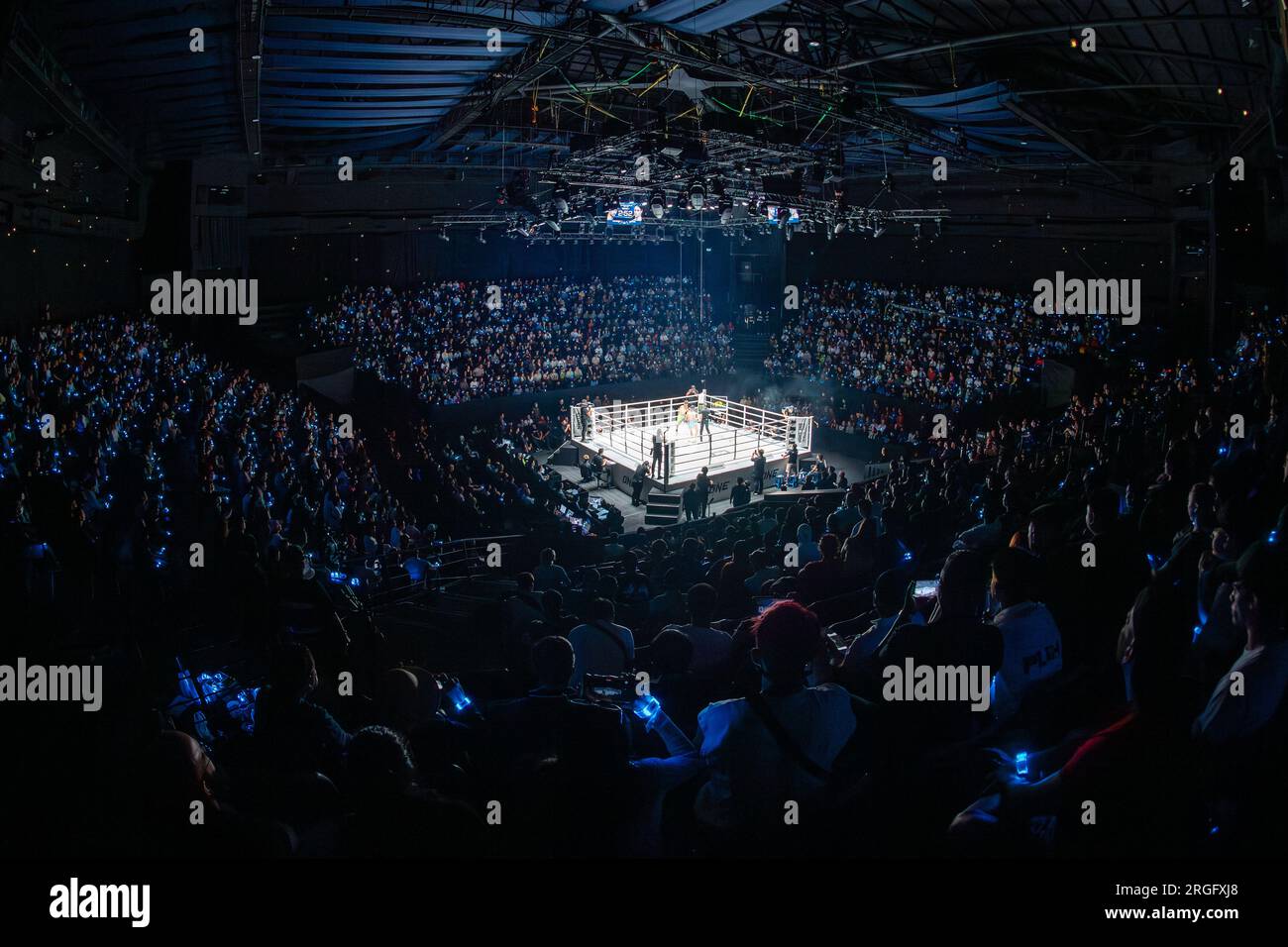 Vista generale del Lumpinee Boxing Stadium. UN campione del mondo di Kickboxing dei pesi piuma Chingiz Allazov ha mantenuto il titolo dopo un duello avanti e indietro con il contendente Marat Grigorian. (Foto di Amphol Thongmueangluang / SOPA Images/Sipa USA) Foto Stock