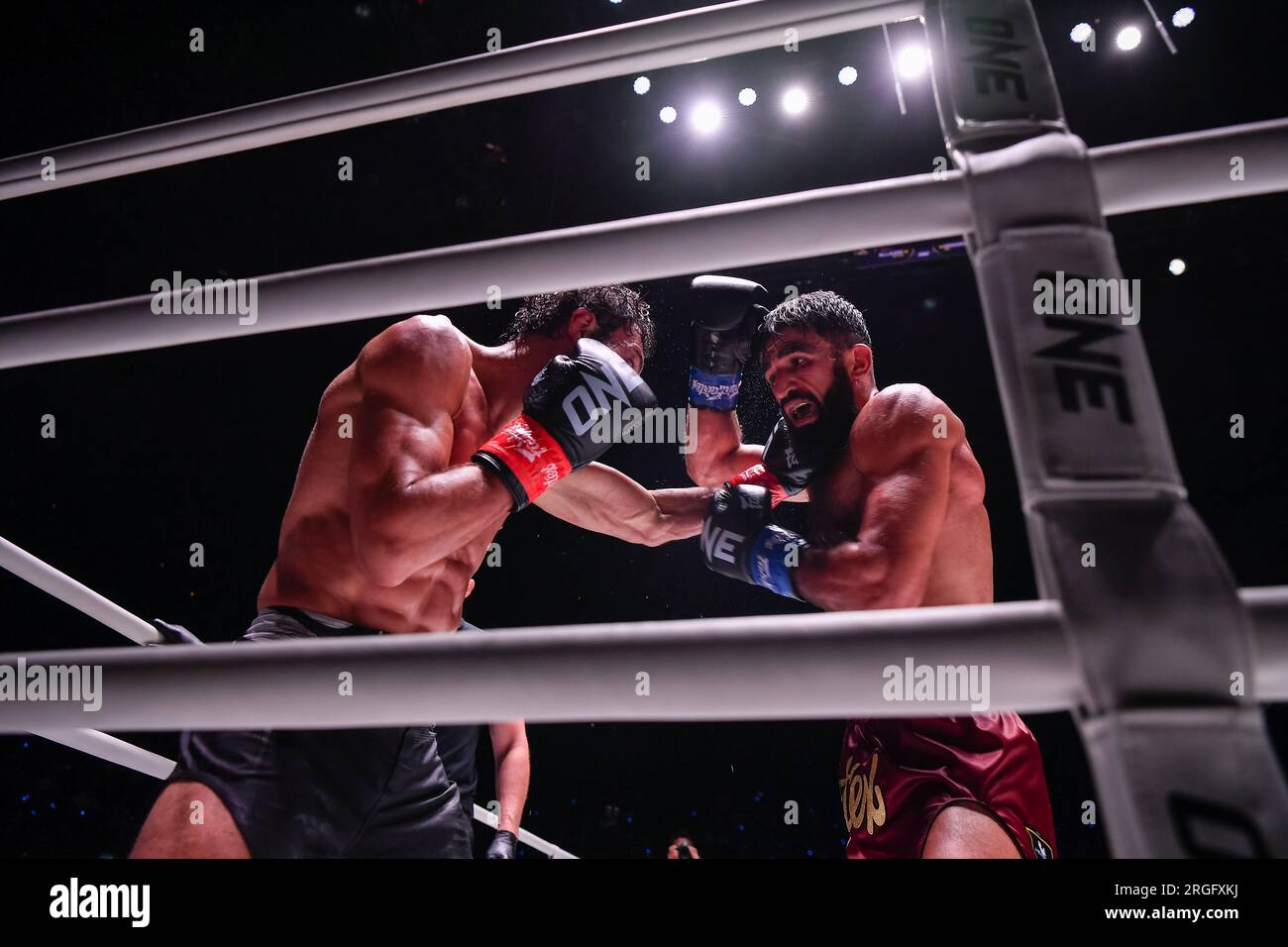 Chingiz Allazov (L) della Bielorussia e Marat Grigorian dell'armeno-belga visti durante la 1 Fight Night 13 al Lumpinee Boxing Stadium. UN campione del mondo di Kickboxing dei pesi piuma Chingiz Allazov ha mantenuto il titolo dopo un duello avanti e indietro con il contendente Marat Grigorian. (Foto di Amphol Thongmueangluang / SOPA Images/Sipa USA) Foto Stock