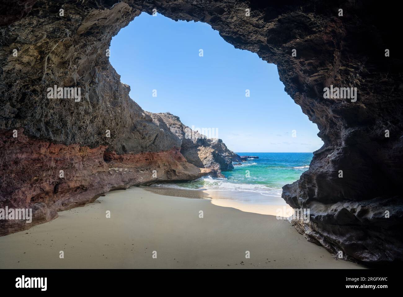 Grotta Cueva de Playa de los Ojos a Fuerteventura - vista dalla grotta Foto Stock