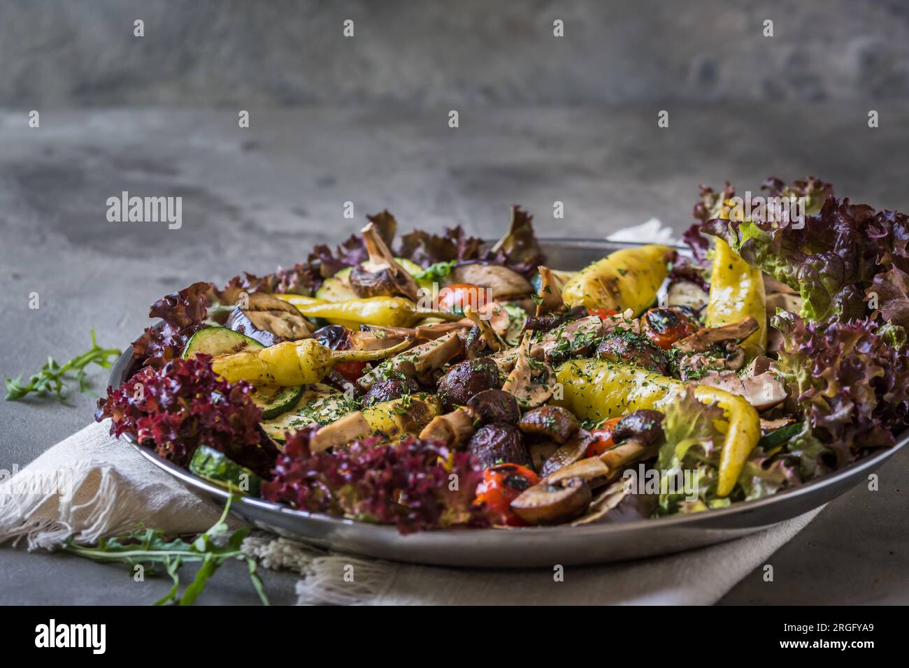 Verdure alla griglia con insalata e olive, antipasti italiani, su sfondo grigio, spazio copia Foto Stock