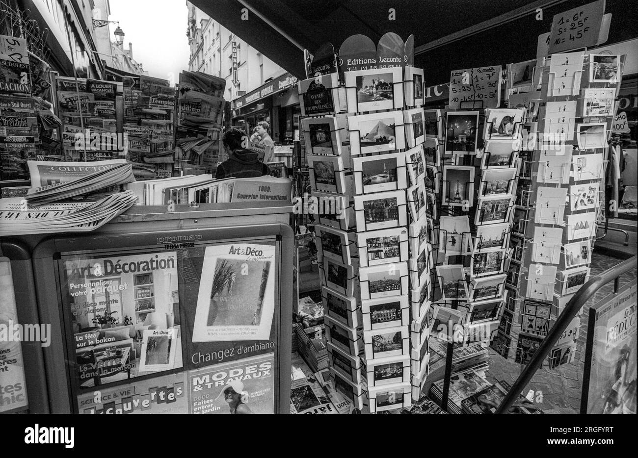 Archivio degli anni '1990 fotografia in bianco e nero di un'edicola in Rue Mouffetard, Parigi. Foto Stock