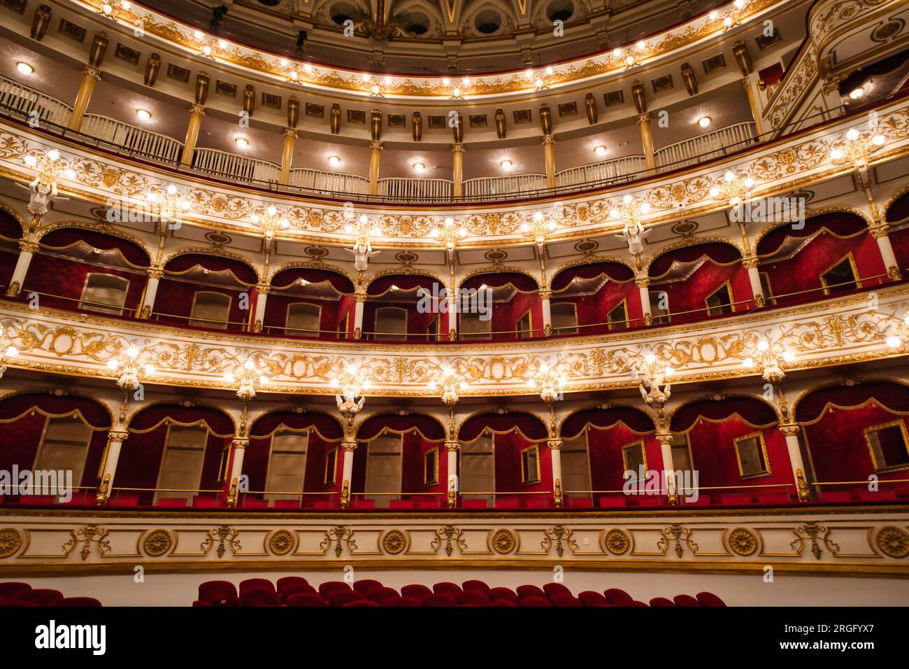 Vista interna del panoramico teatro Petruzzelli di Bari Foto Stock