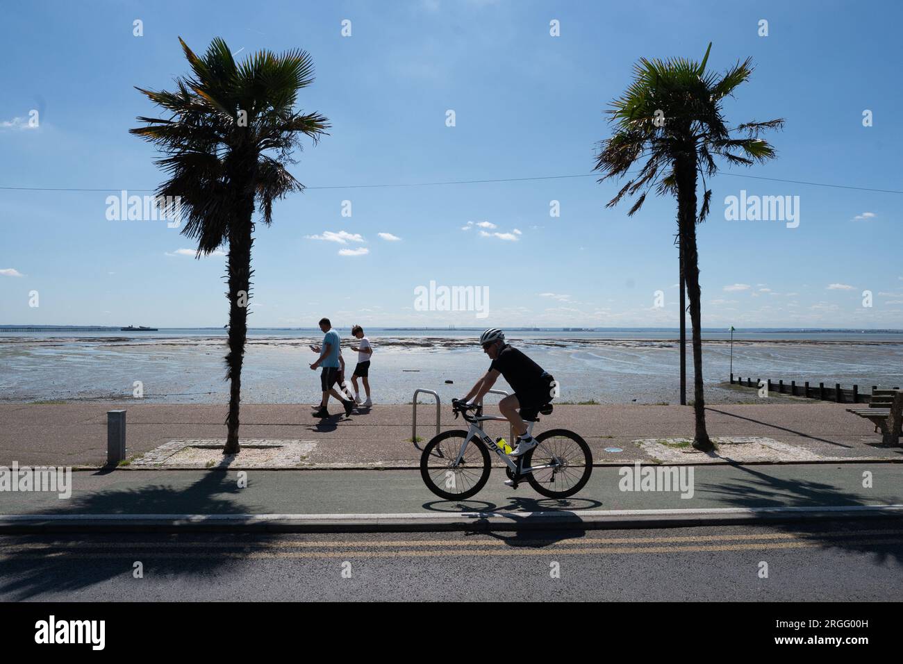 Gli amanti della spiaggia apprezzano il clima più caldo di Southend-on-Sea, Essex. Il Regno Unito può aspettarsi solo un sapore breve di un'estate più tradizionale con temperature più elevate e cieli più soleggiati prima di un ritorno al clima instabile, ha affermato un portavoce del Met Office. Foto Stock
