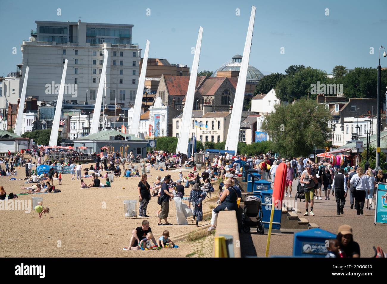 Gli amanti della spiaggia apprezzano il clima più caldo di Southend-on-Sea, Essex. Il Regno Unito può aspettarsi solo un sapore breve di un'estate più tradizionale con temperature più elevate e cieli più soleggiati prima di un ritorno al clima instabile, ha affermato un portavoce del Met Office. Foto Stock