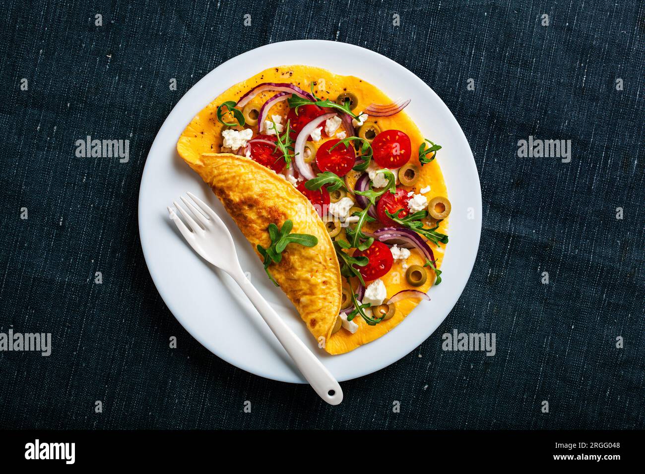 omelette con pomodoro, feta cipolla e rucola. sana dieta keto colazione a basso contenuto di carb Foto Stock