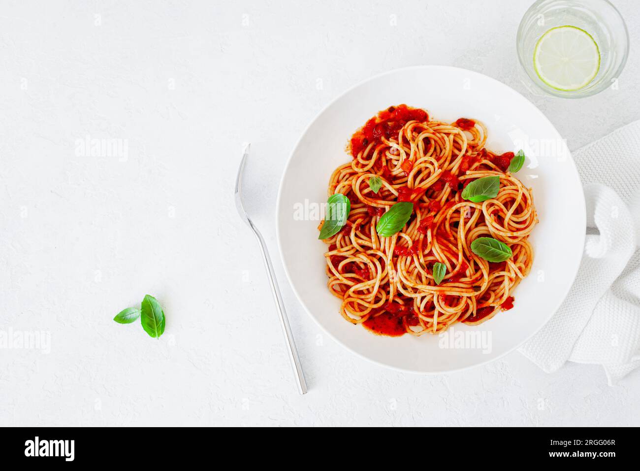 spaghetti con salsa di pomodoro, pasta tradizionale italiana Foto Stock