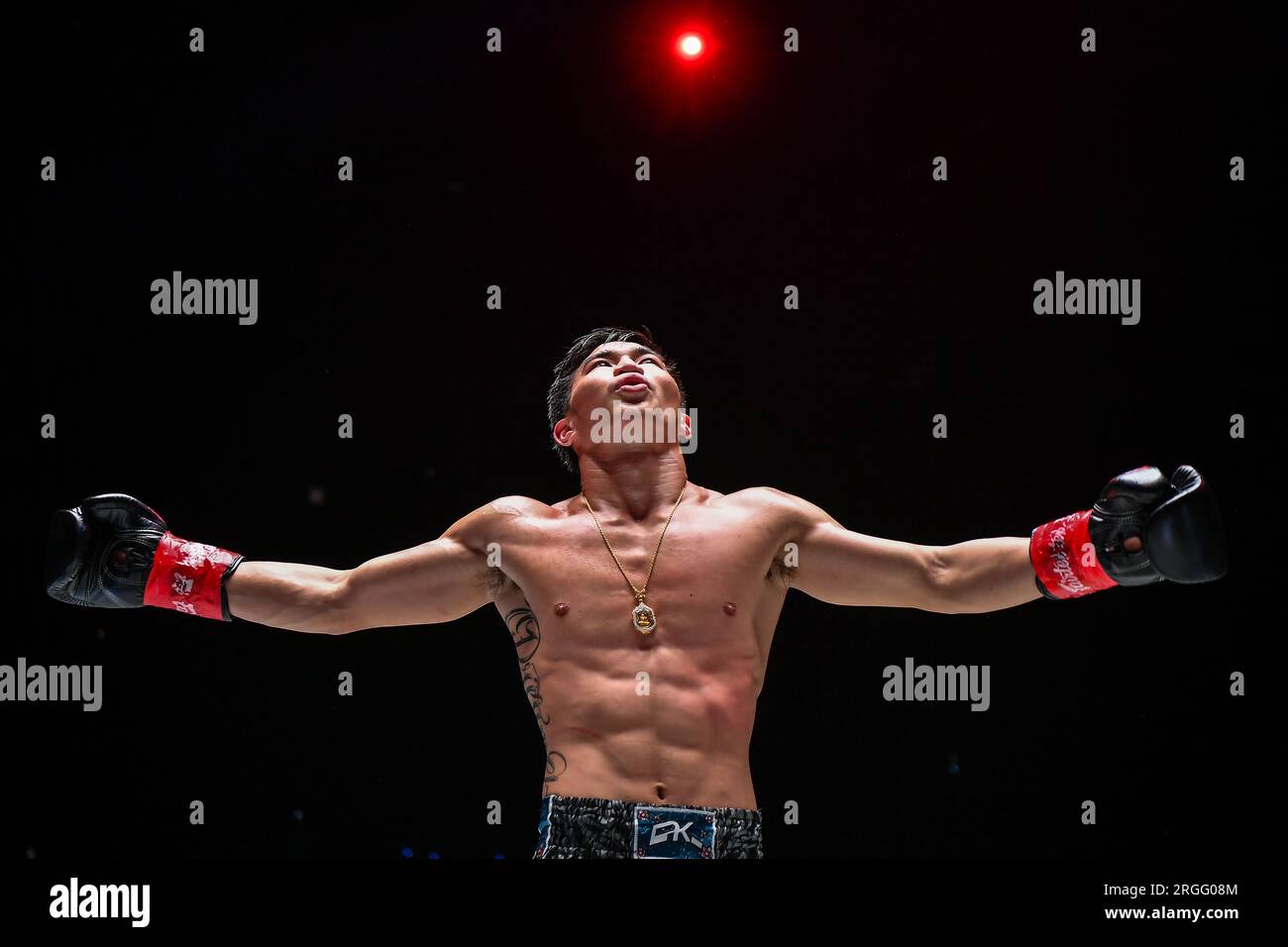 Bangkok, Thailandia. 5 agosto 2023. Tawanchay of Thailand ondeggia davanti al pubblico durante l'One Fight Night 13 al Lumpinee Boxing Stadium. UN campione del mondo di Kickboxing dei pesi piuma Chingiz Allazov ha mantenuto il titolo dopo un duello avanti e indietro con il contendente Marat Grigorian. (Foto di Amphol Thongmueangluang/SOPA Images/Sipa USA) credito: SIPA USA/Alamy Live News Foto Stock