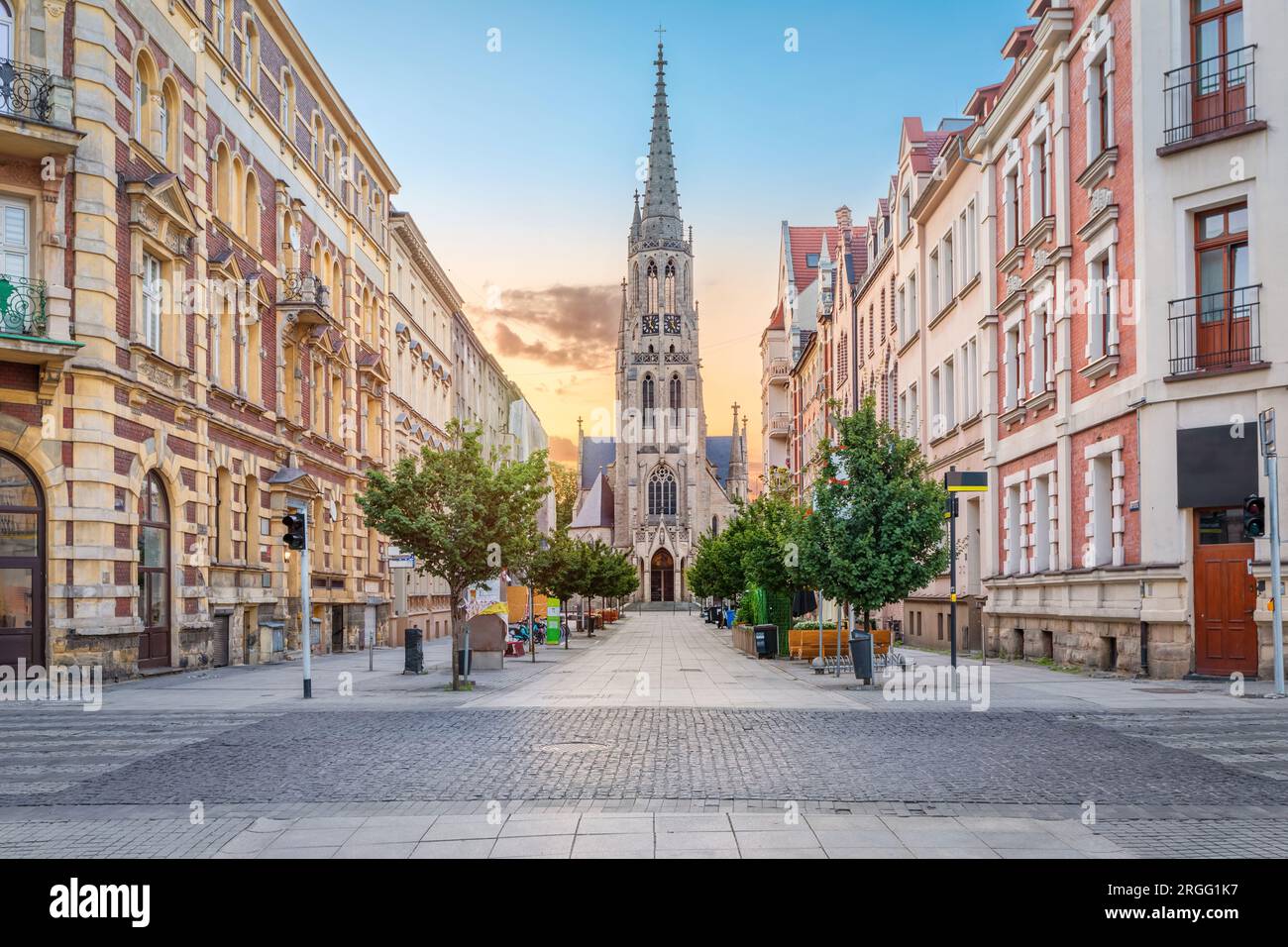 Katowice, Polonia - vista della strada pedonale di Mariacka e della chiesa della Vergine Maria all'alba Foto Stock