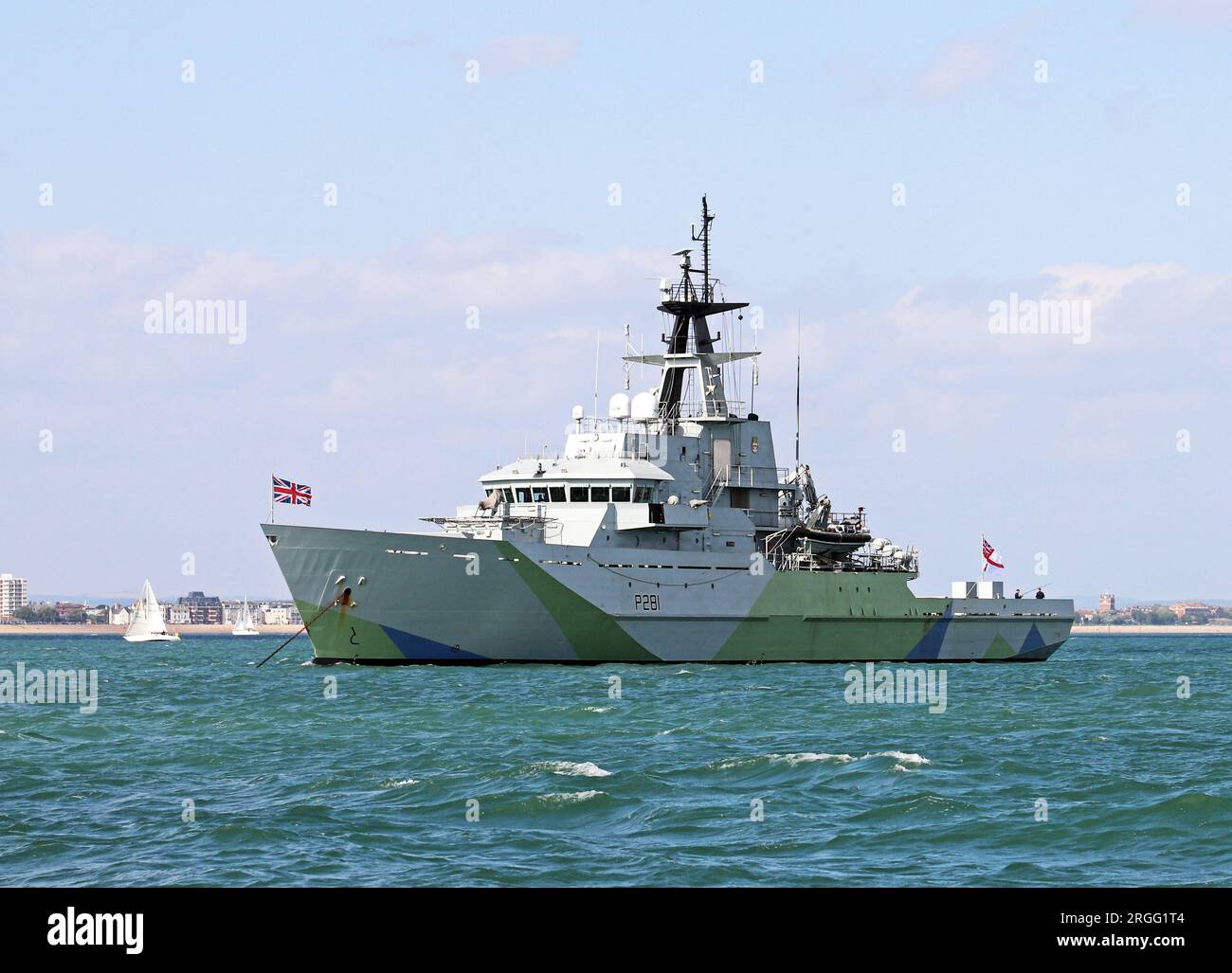 Nave della Royal Navy Fisheries Protection HMS Tyne ancorata nel Solent al largo di Portsmouth. Luglio 2023 Foto Stock